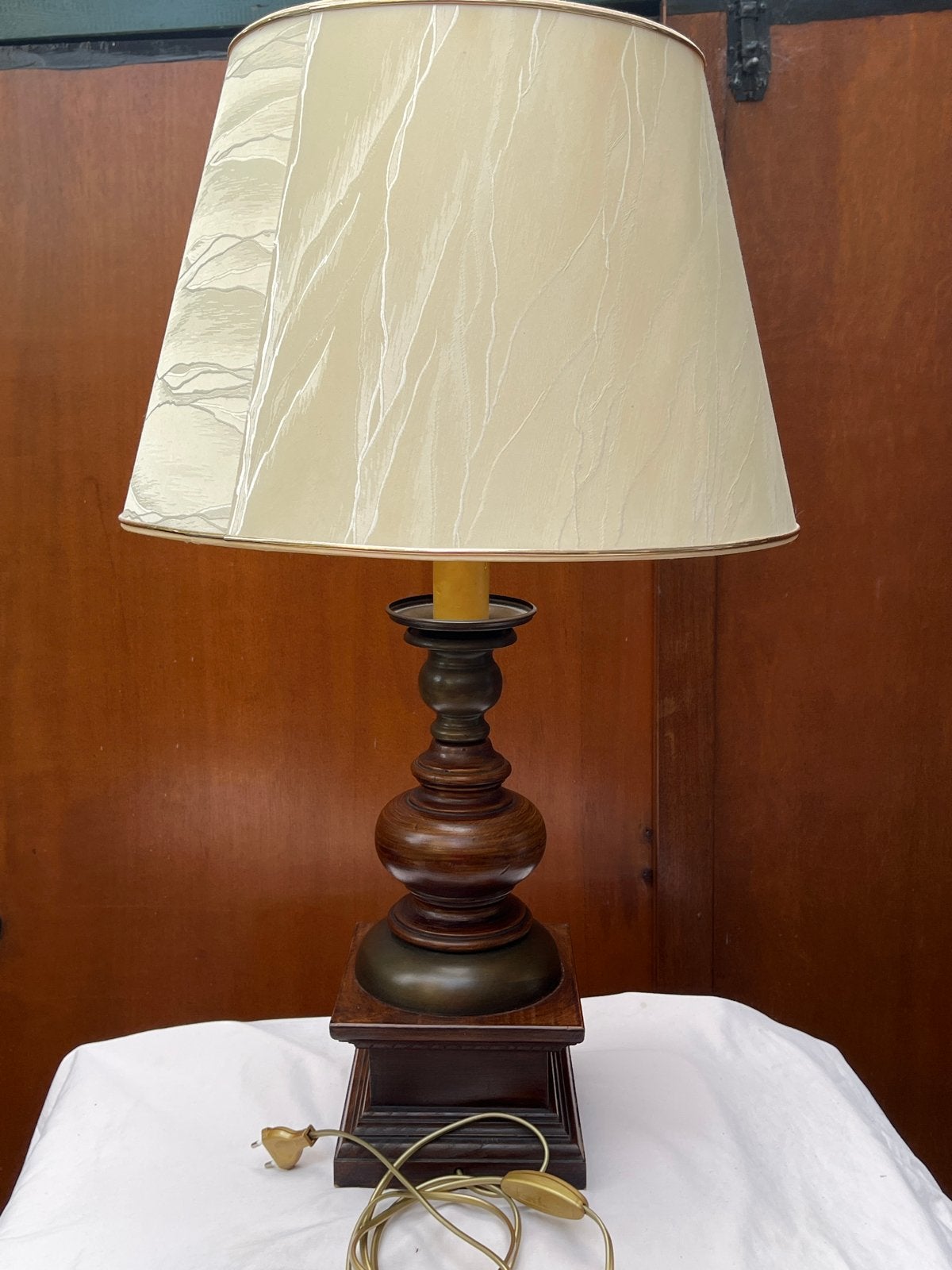 Vintage houten tafellamp met crèmekleurige kap, Antiek en Kunst, Antiek | Lampen, Ophalen