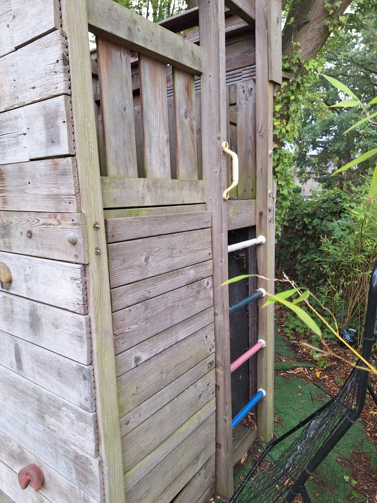 Houten speelhuis met klimwand en zwarte schommel, Ophalen of Verzenden, Gebruikt, Schommel
