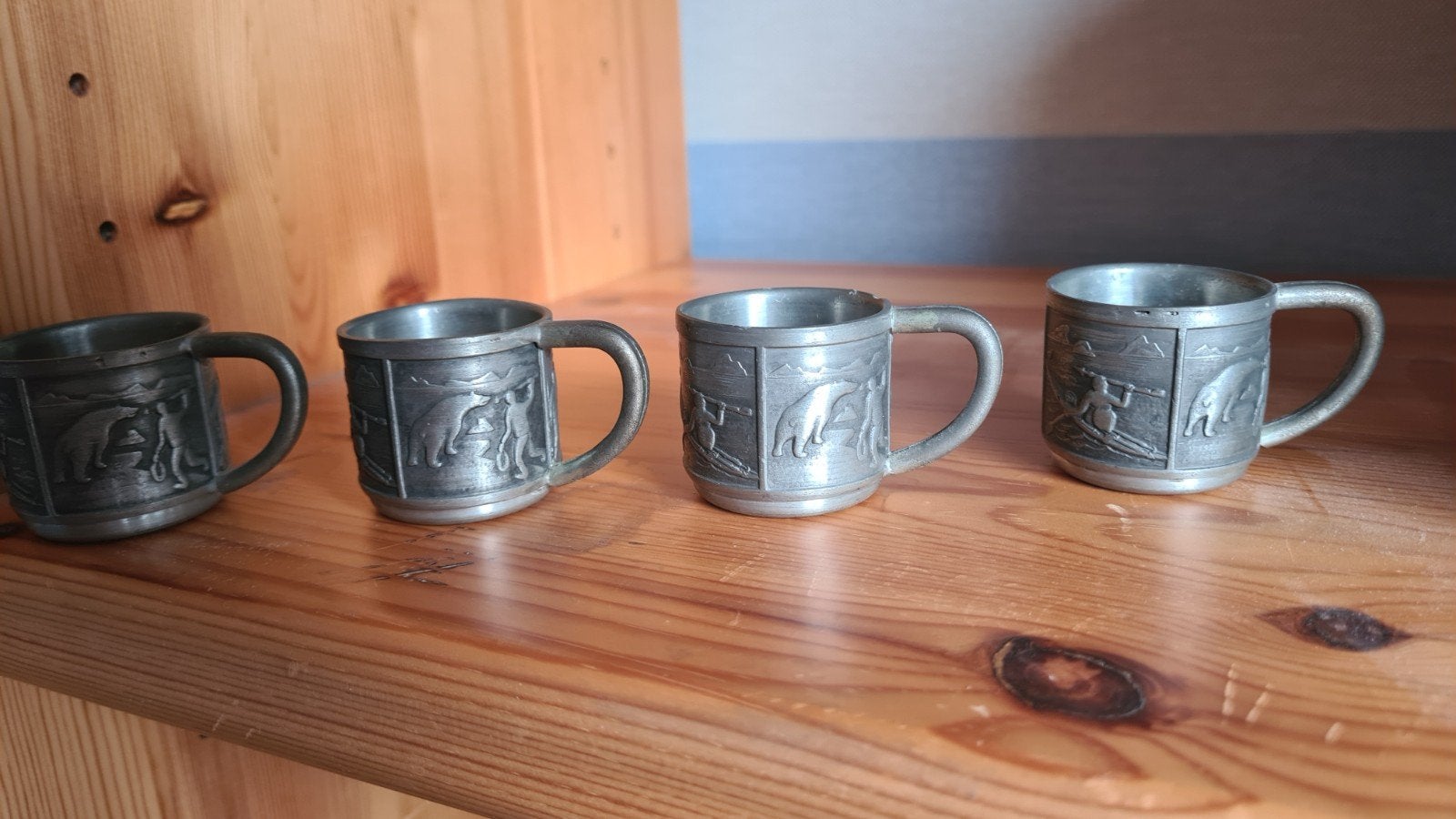 Set van 4 vintage tinnen borrelglaasjes met reliëf, Ophalen of Verzenden