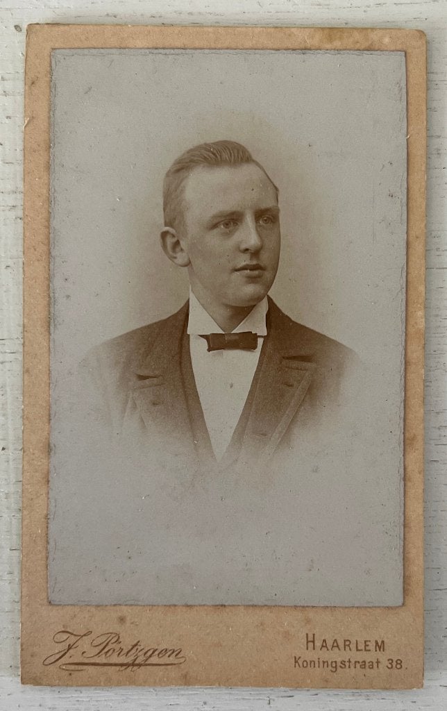 CDV heer met dwarsstrik - Door J. Pörtzgen Haarlem, Gebruikt, Foto, Ophalen of Verzenden, Voor 1940