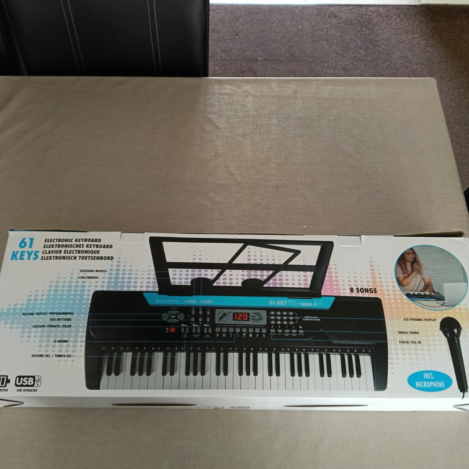 keyboard met 61 toetsen, microfoon en muziekhouder, Ophalen of Verzenden, Zo goed als nieuw, 61 toetsen, Overige merken