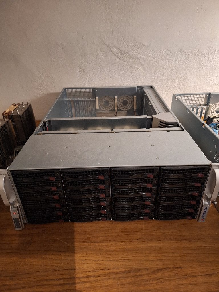 Supermicro 24bay voor. SAS2, rails, stille fans, Computers en Software, Ophalen of Verzenden, Gebruikt
