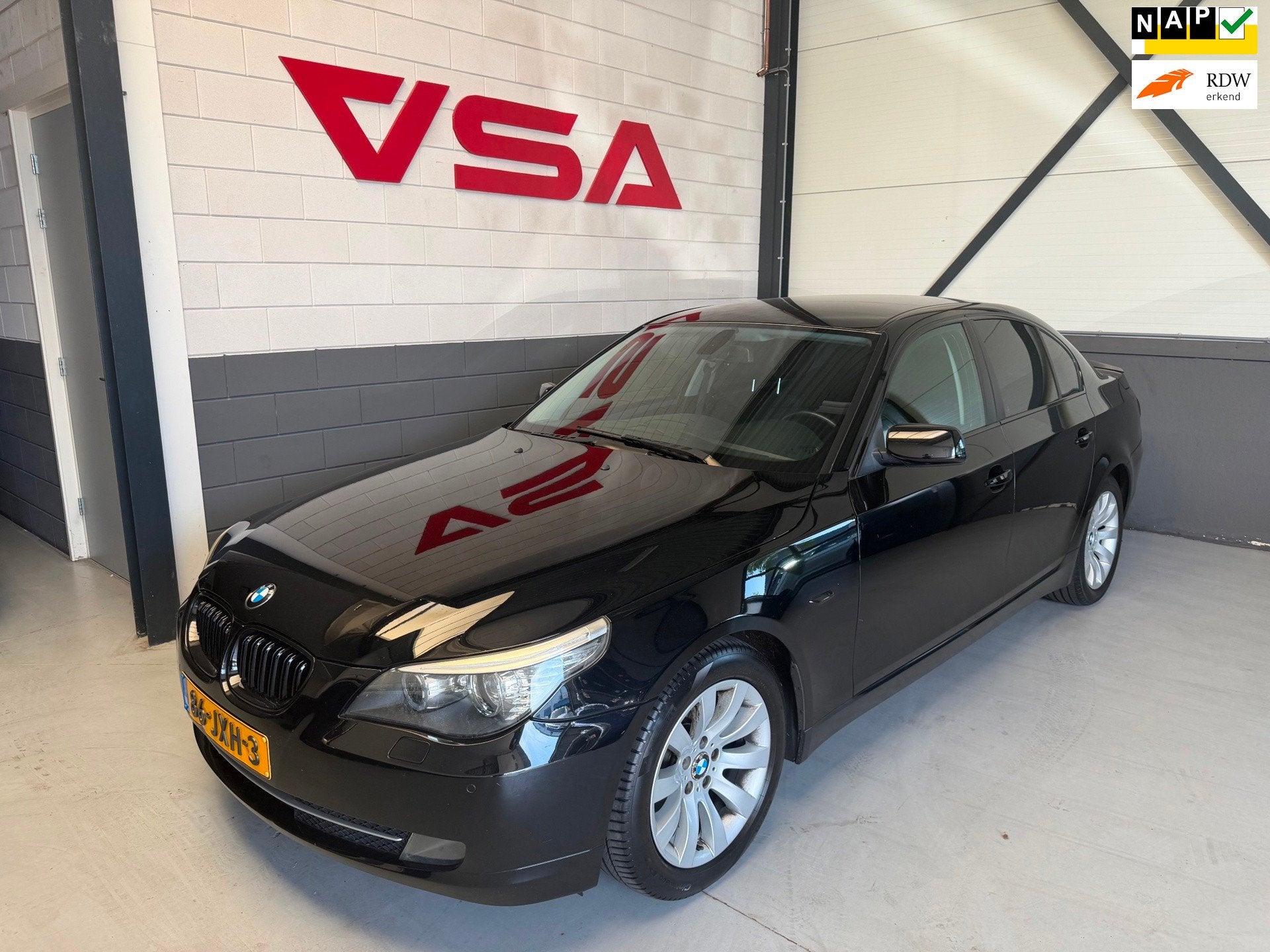 BMW 5-serie 520i Corporate Lease Business Line Edition I|Car, Auto's, BMW, Automaat, Achterwielaandrijving, Zwart, 4 cilinders