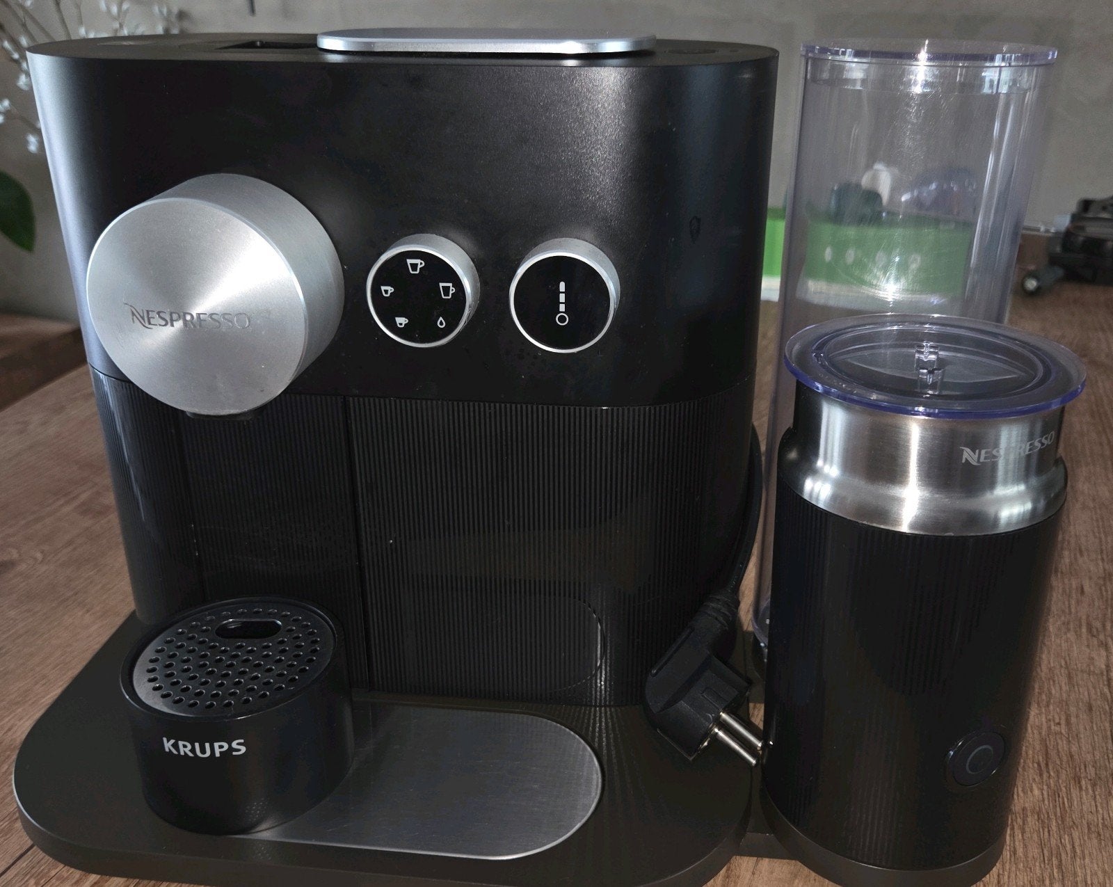 Krups Nespresso Expert & Milk (model XN601810) koffiecupmach, Ophalen, Gebruikt, Espresso apparaat, Koffiepads en cups