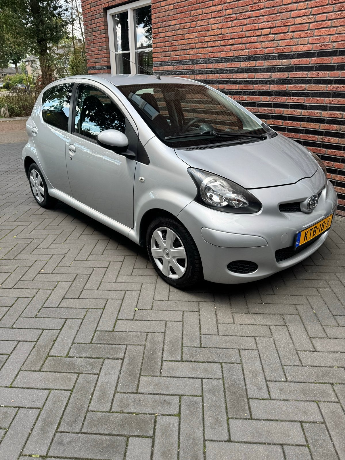 Toyota Aygo 1.0 12V Vvt-i 5drs 2011 nwe APK! Weinig km, Auto's, Voorwielaandrijving, Dealer onderhouden, Stof, 4 stoelen
