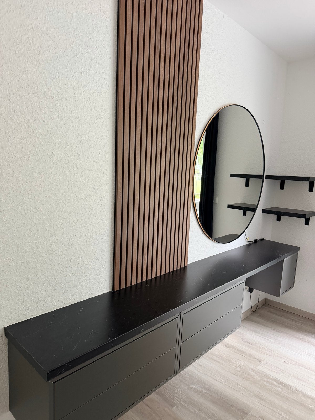 Zwevend dressoir met spiegel, Huis en Inrichting, Kasten | Dressoirs, Ophalen, Zo goed als nieuw, 200 cm of meer, 25 tot 50 cm