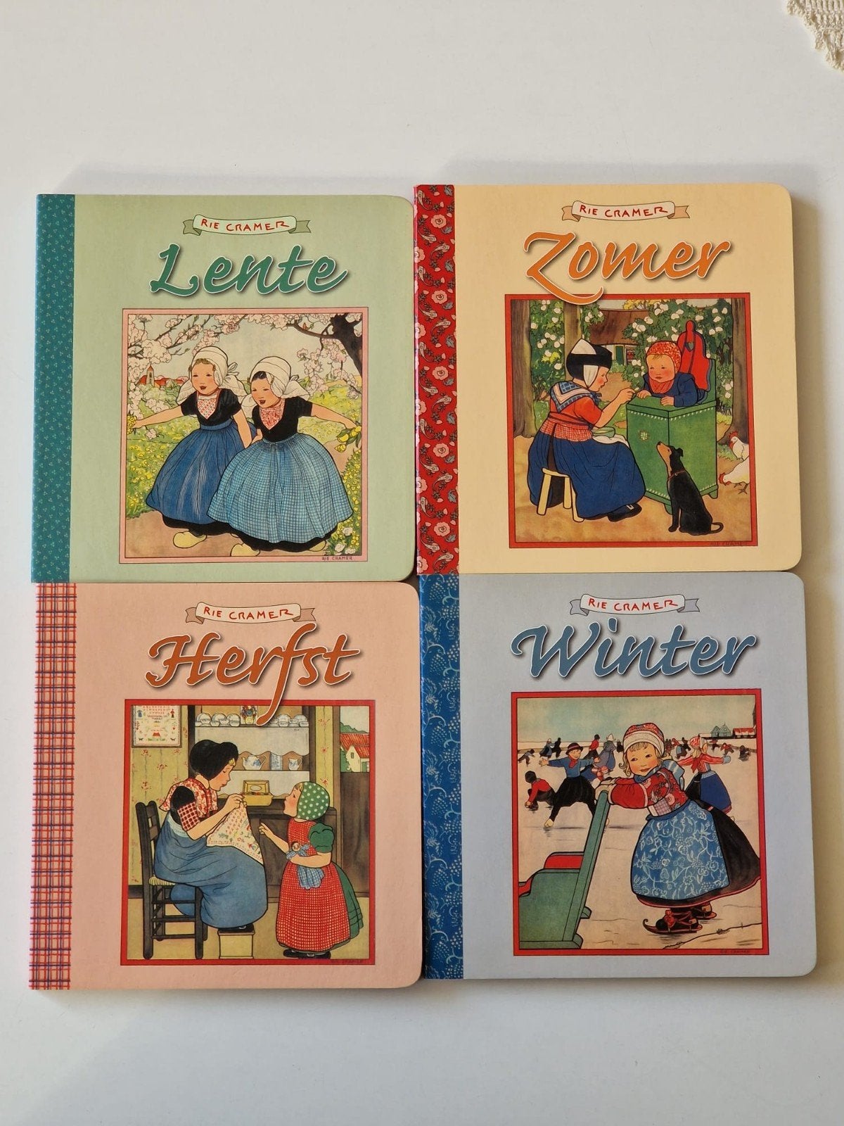 4 Rie Cramer karton boekjes Lente Zomer Herfst Winter nieuw, Verzenden, Nieuw