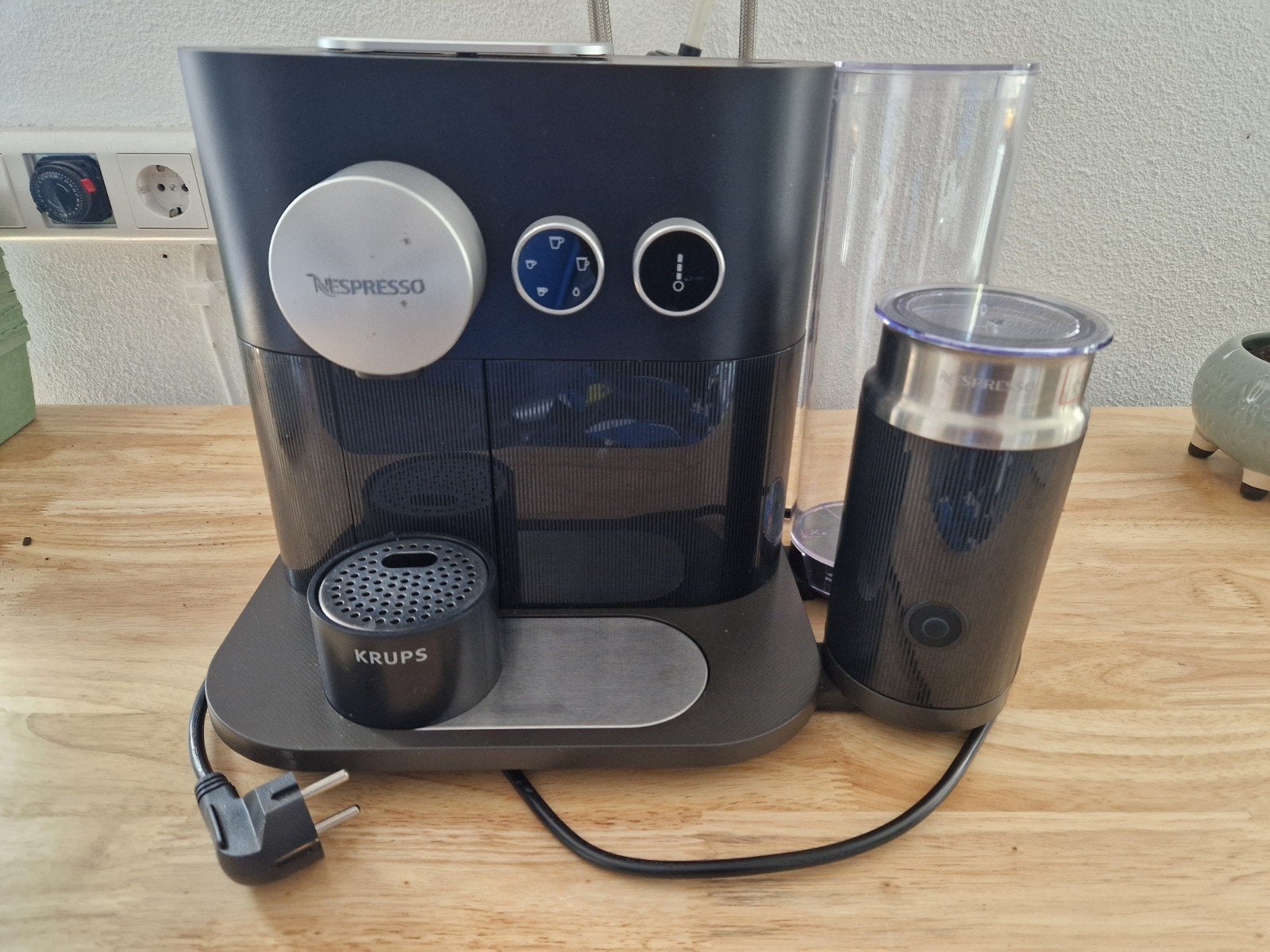 Nespresso Krups koffiemachine met melkopschuimer, Stoompijpje, Koffiepads en cups, Gebruikt, Koffiemachine