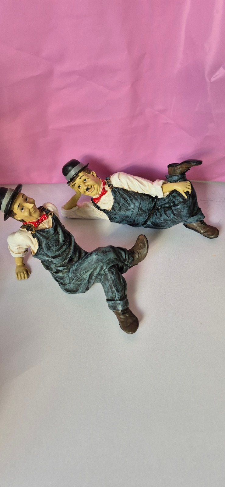 Setje Laurel en Hardy beeldje, liggend op de grond, Ophalen of Verzenden, Zo goed als nieuw