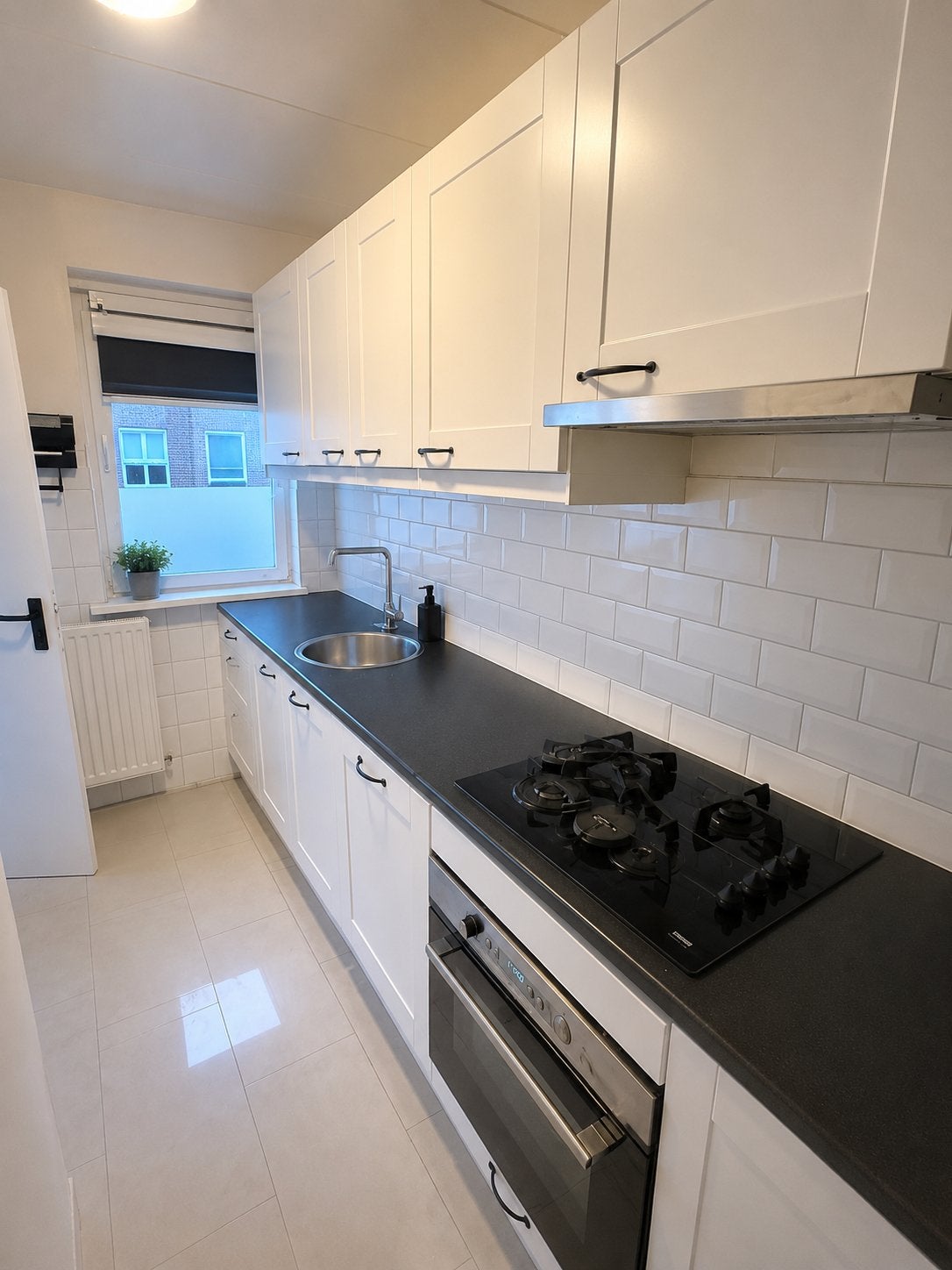 Moderne creme ikea keuken met donker werkblad en apparatuur, Wit, Enkelwandige keuken, Ophalen of Verzenden, Zo goed als nieuw