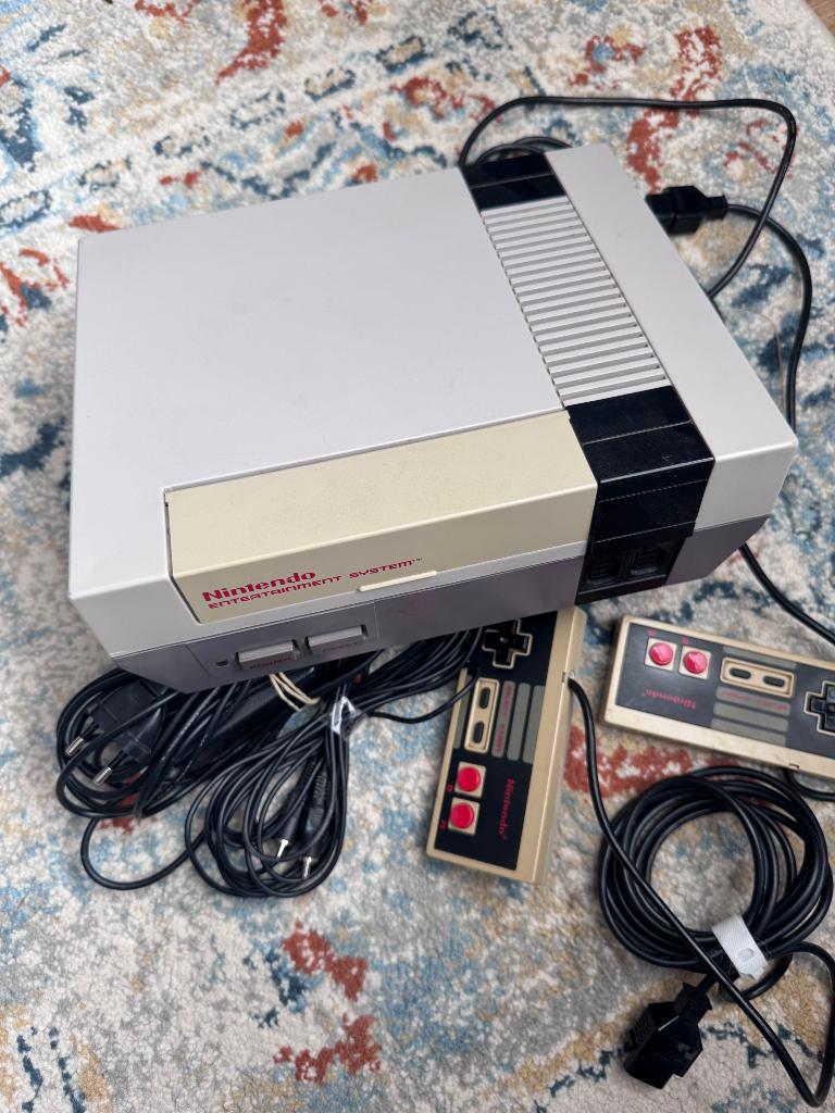 Nintendo Entertainment System (NES) 2 Controllers 1Game, 2 spelers, Ophalen of Verzenden, Gebruikt, Vanaf 3 jaar