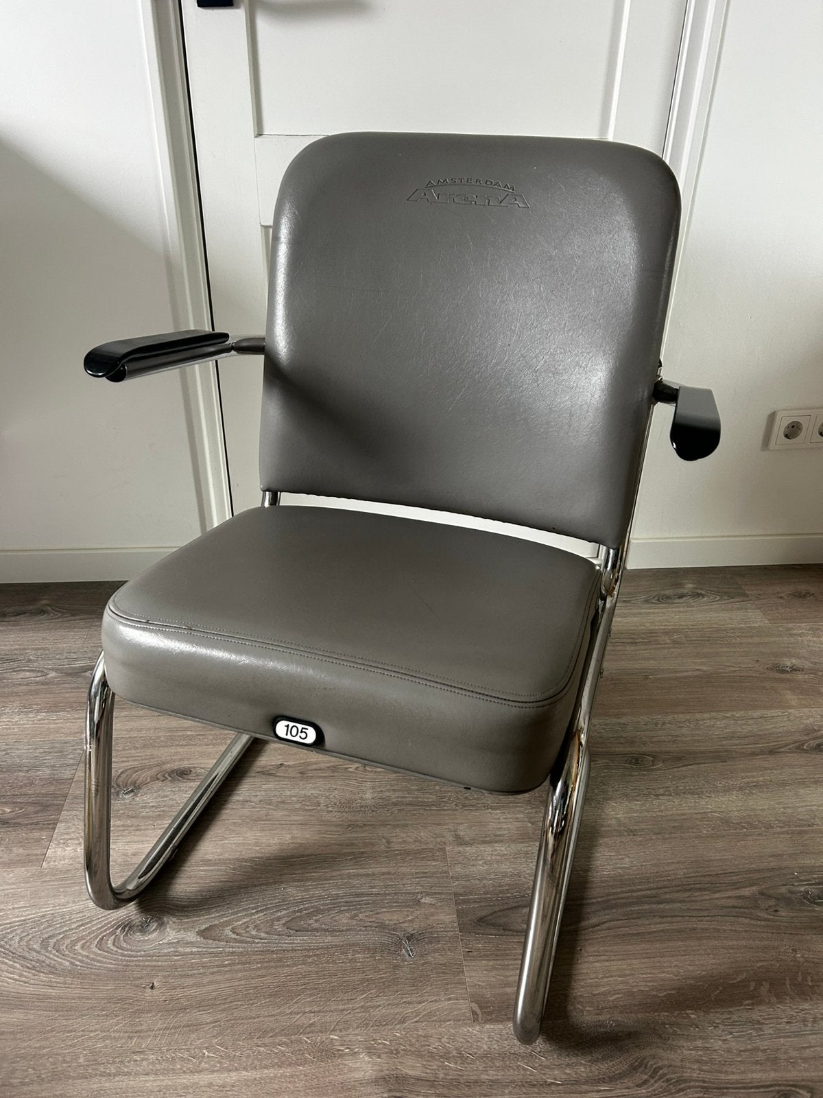 2 Ajax Amsterdam Arena stoelen (Gispen) uit de Skybox, Ophalen, Gebruikt, Twee, Leer