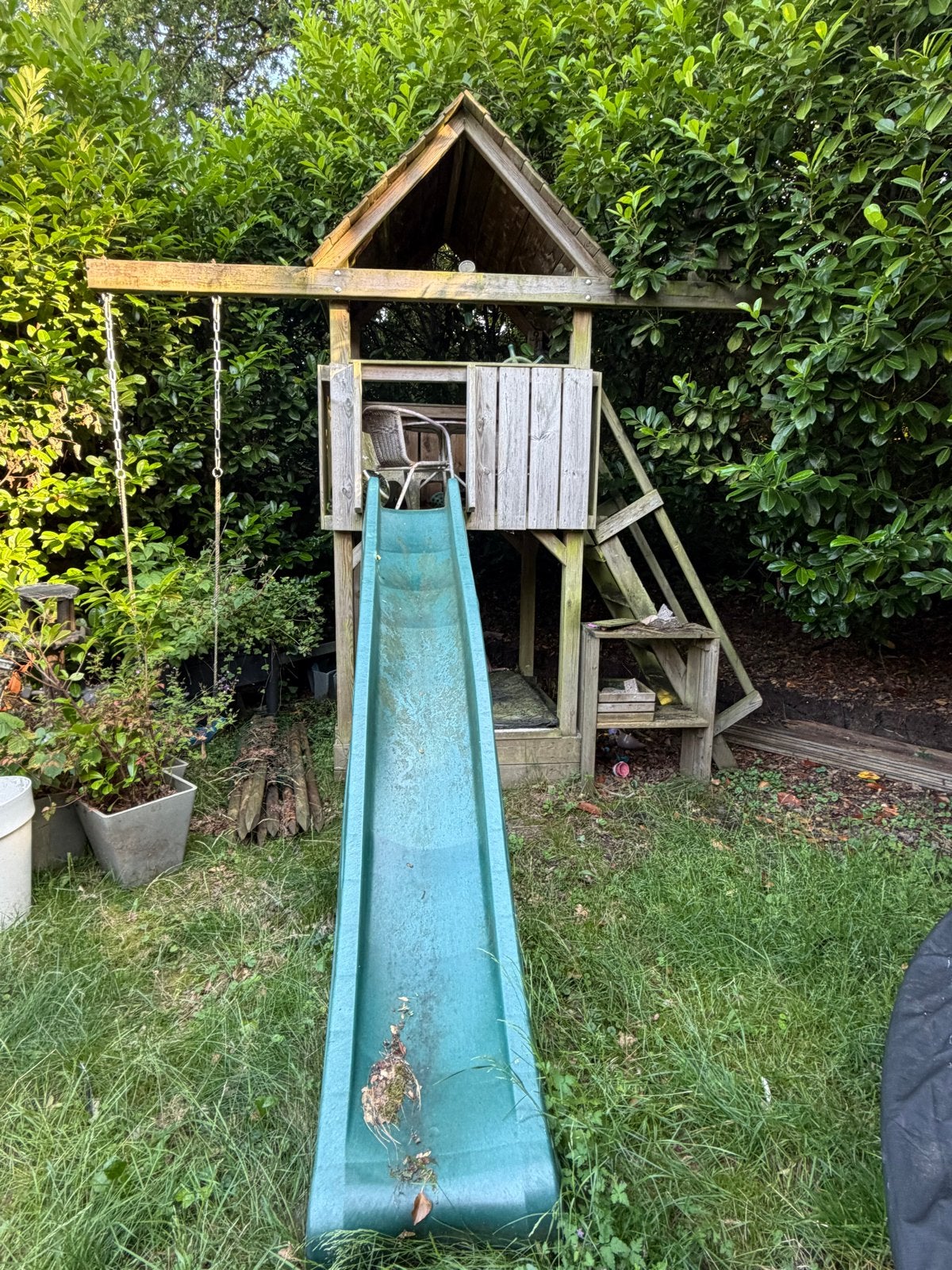 Houten speelhuisje met glijbaan en schommel, Kinderen en Baby's, Speelgoed | Buiten | Speeltoestellen, Ophalen, Gebruikt, Glijbaan