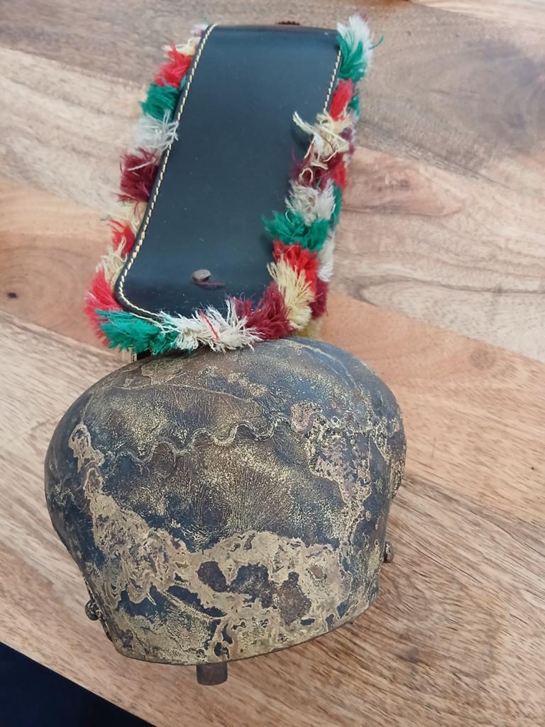 Kleurrijke decoratieve koeienbel met gebruikerssporen, Antiek en Kunst, Ophalen of Verzenden