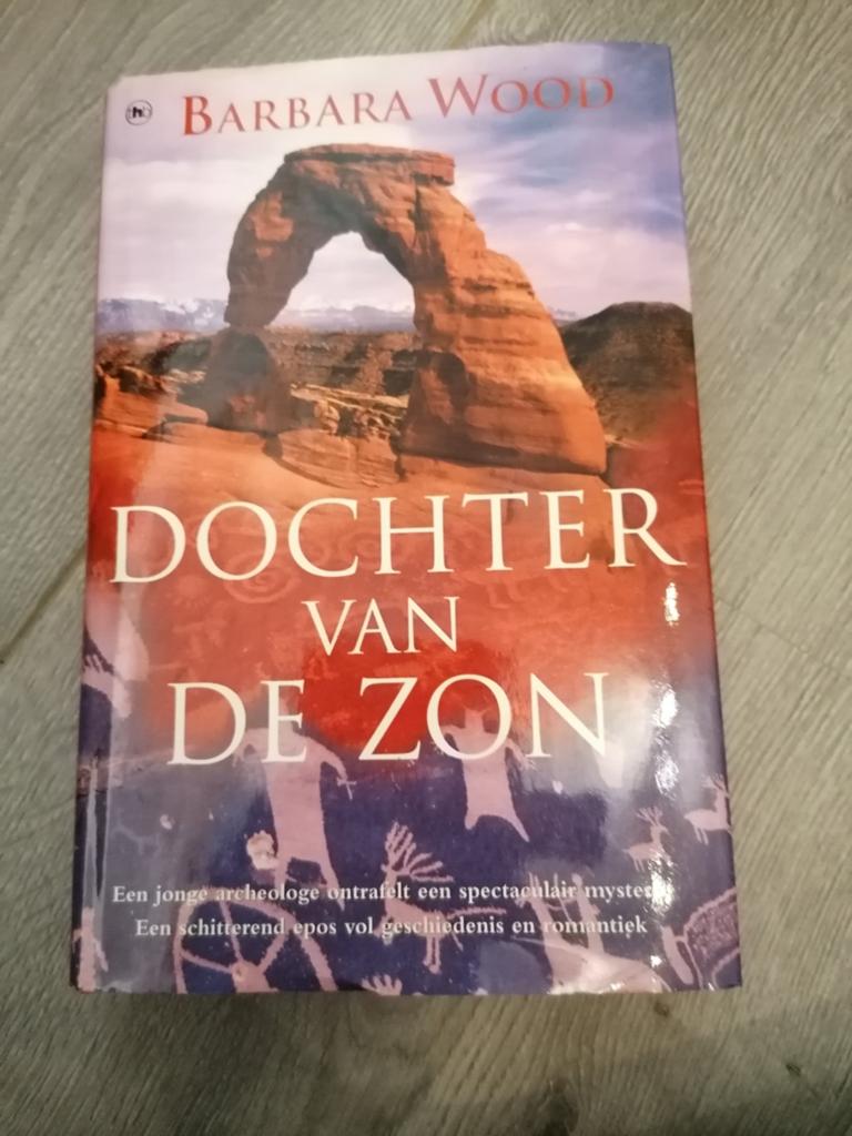 Dochter van de Zon - Barbara Wood (Roman), Boeken, Romans, Ophalen of Verzenden, Gelezen, Barbara Wood, Europa overig