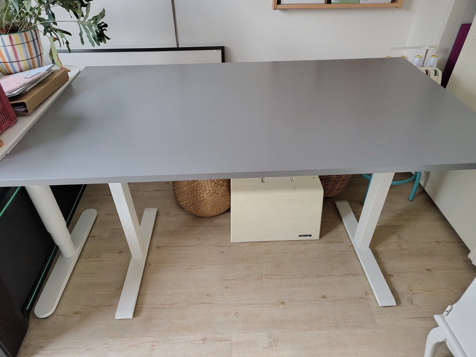 Elektrisch Zit-Sta Bureau 140x80 cm, Ophalen, Zit-sta bureau, Zo goed als nieuw, Grijs
