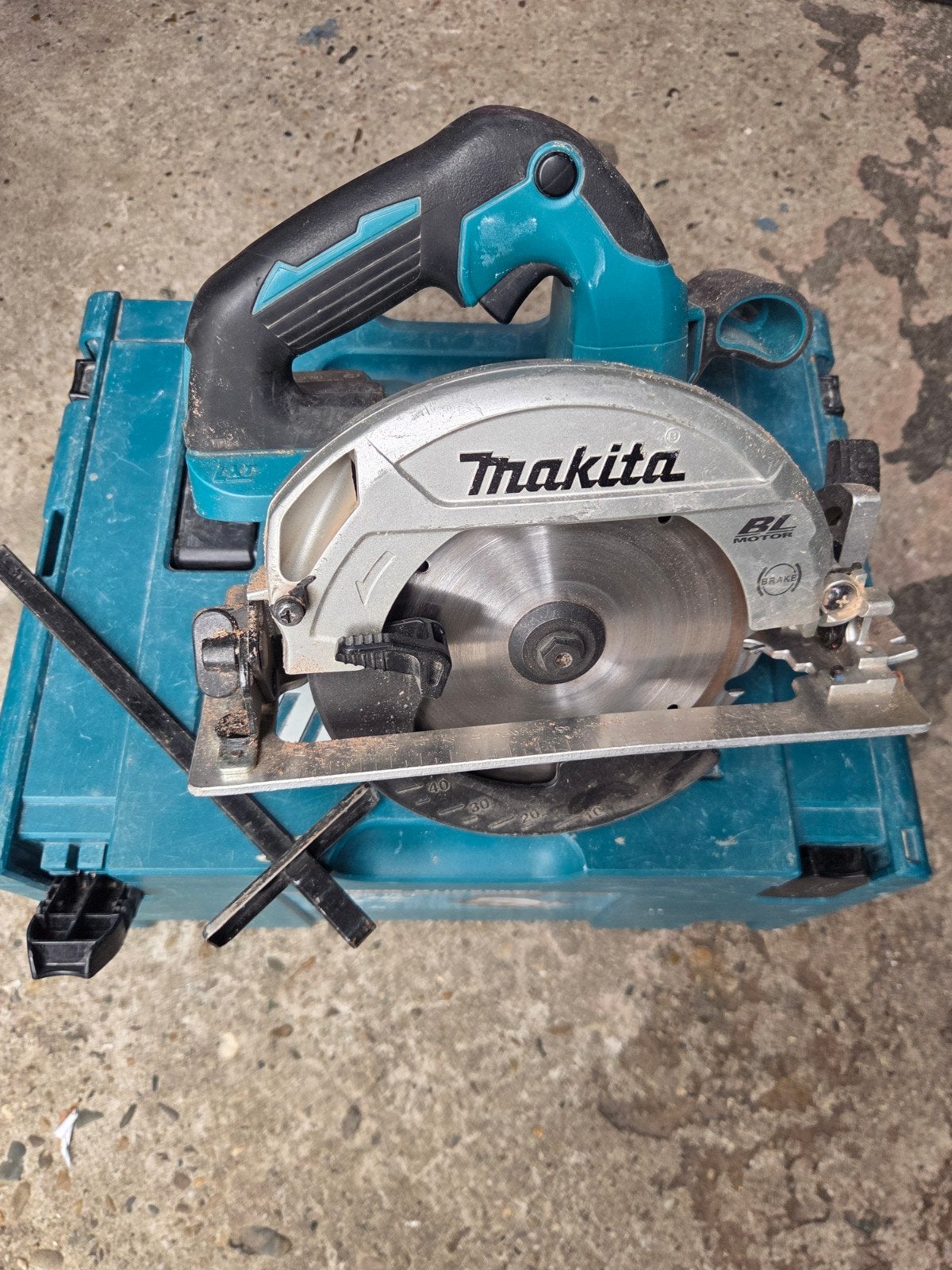 Makita cirkelzaag. DHS660, Ophalen of Verzenden, 1200 watt of meer, Cirkelzaag, 30 tot 70 mm