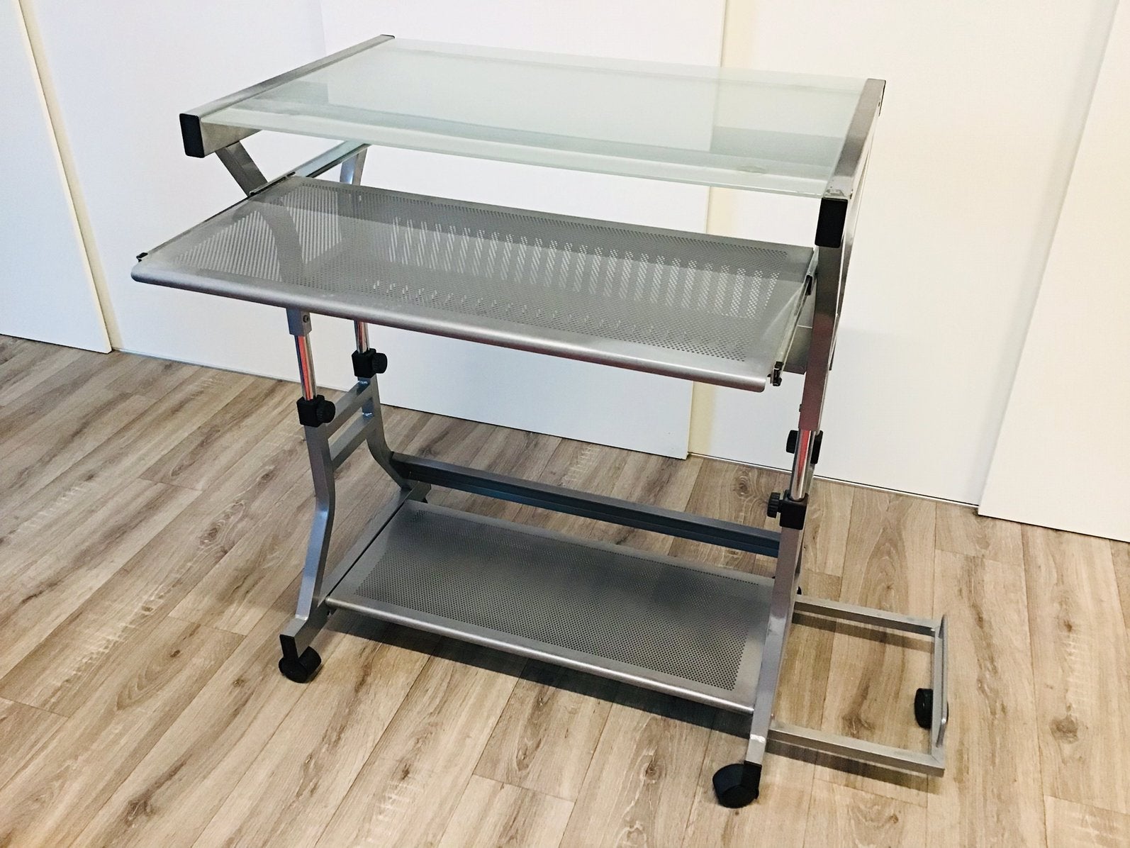 Verrijdbaar aluminium bureau met een glazen blad, Huis en Inrichting, Kasten | Computermeubels, Ophalen, Zo goed als nieuw, Glas