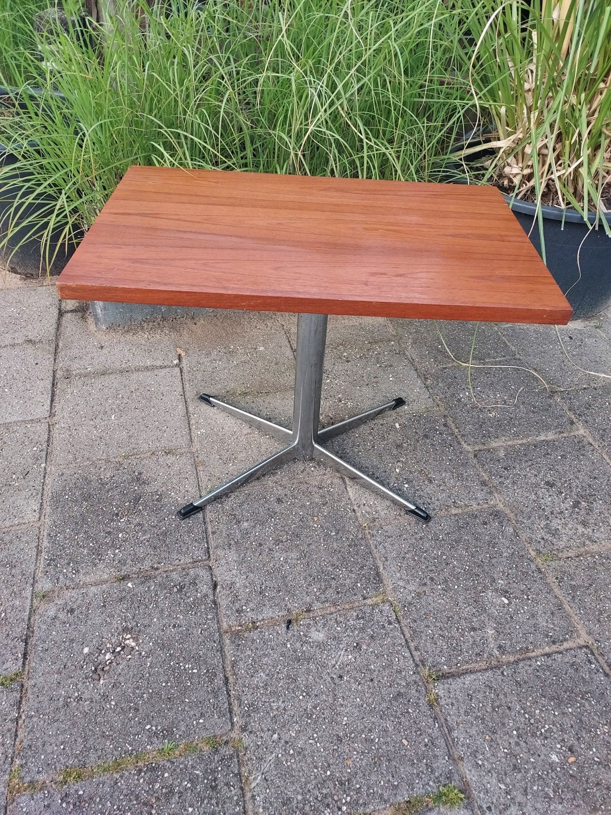 Vintage Teakhouten Bijzettafel met Metalen Poot, Gebruikt, 50 tot 100 cm, Teakhout, Vintage, Mid-century modern