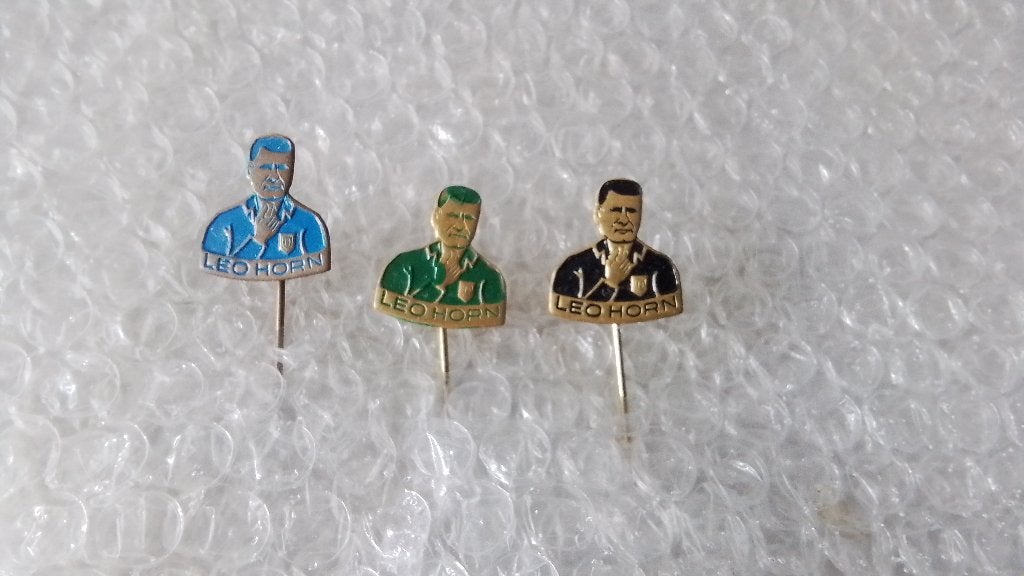 3 verschillende kleuren speldjes leo horn, Ophalen of Verzenden, Zo goed als nieuw, Overige onderwerpen