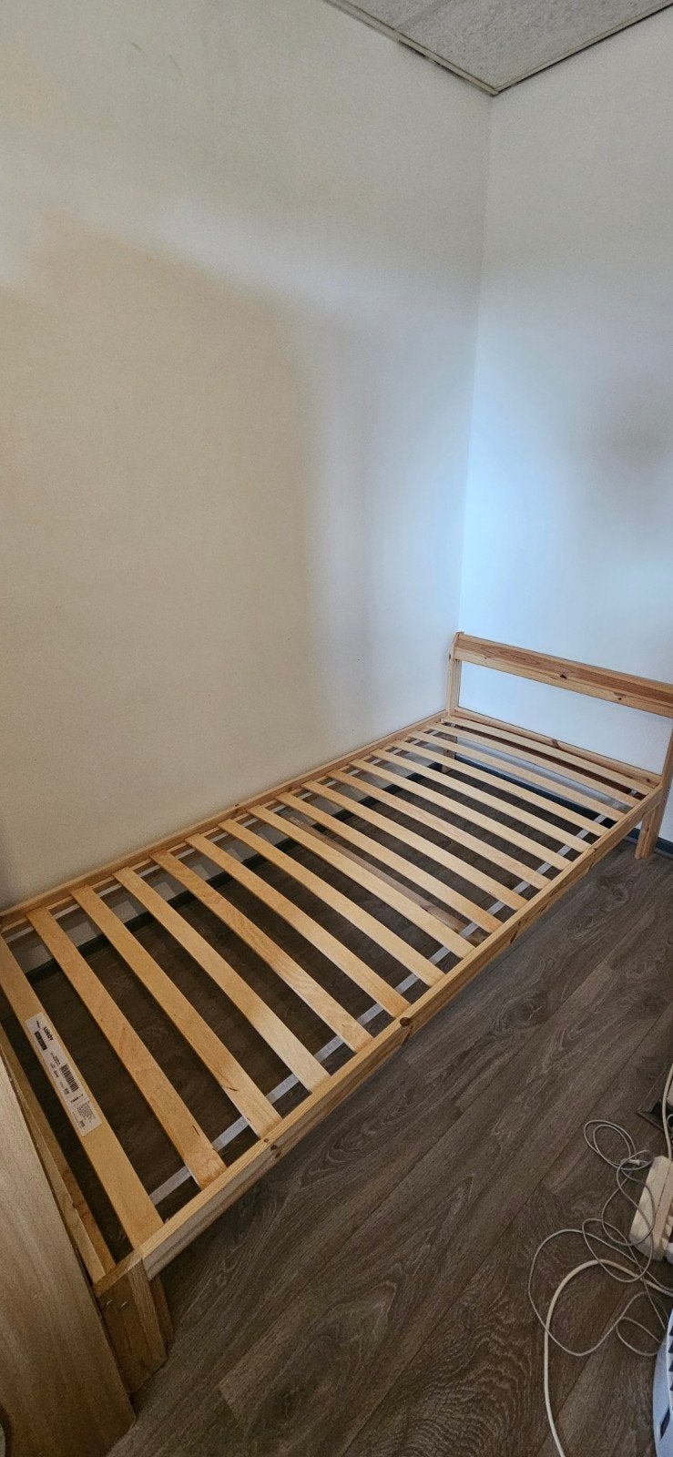 IKEA Eenpersoons Bedframe NEIDEN + Lattenbodem LURÖY, Ophalen, 90 cm, Eenpersoons, Modern, Scandinavisch