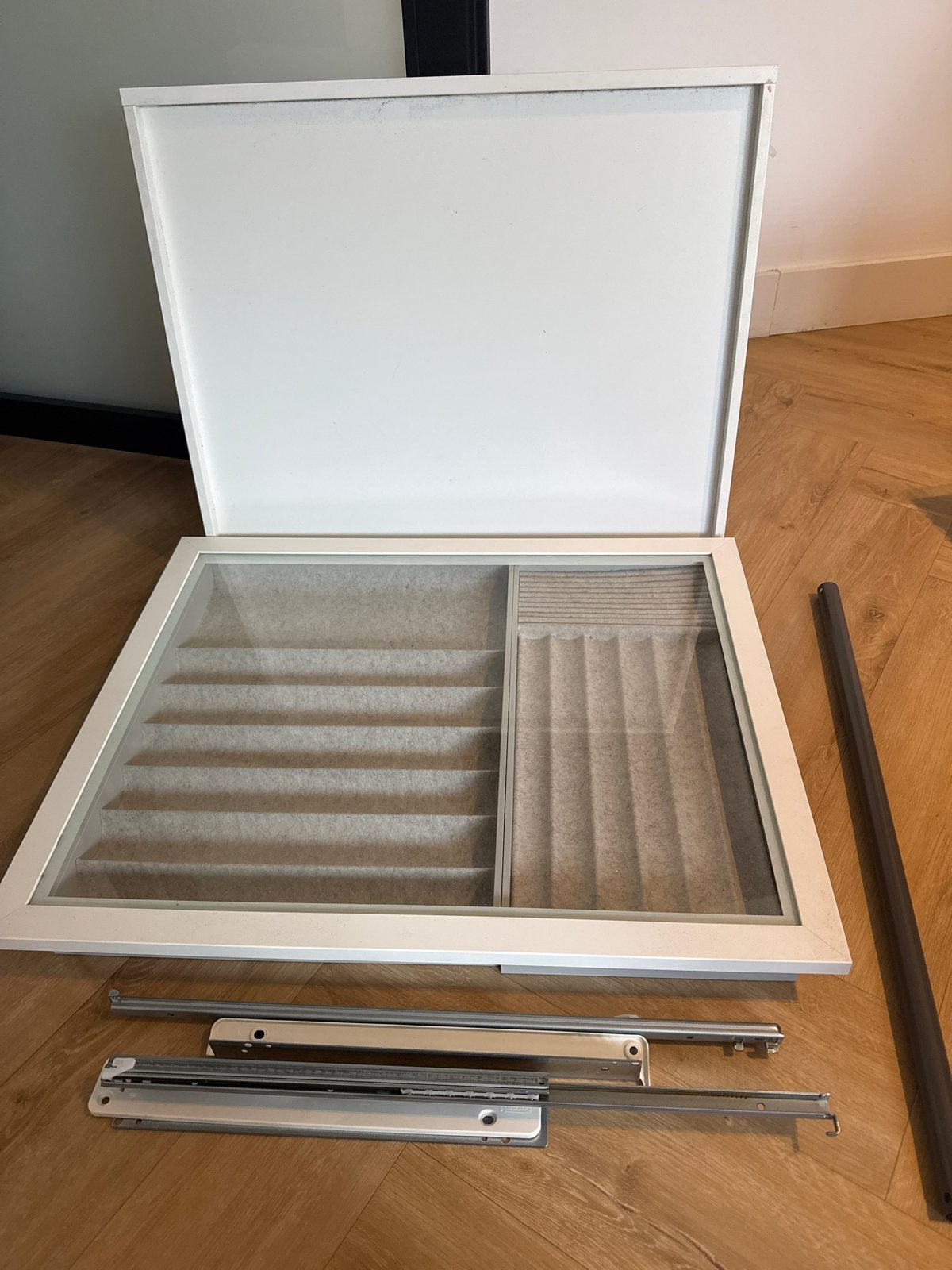 IKEA Komplement sieradenlade met glazen wand en stang, Ophalen, Zo goed als nieuw