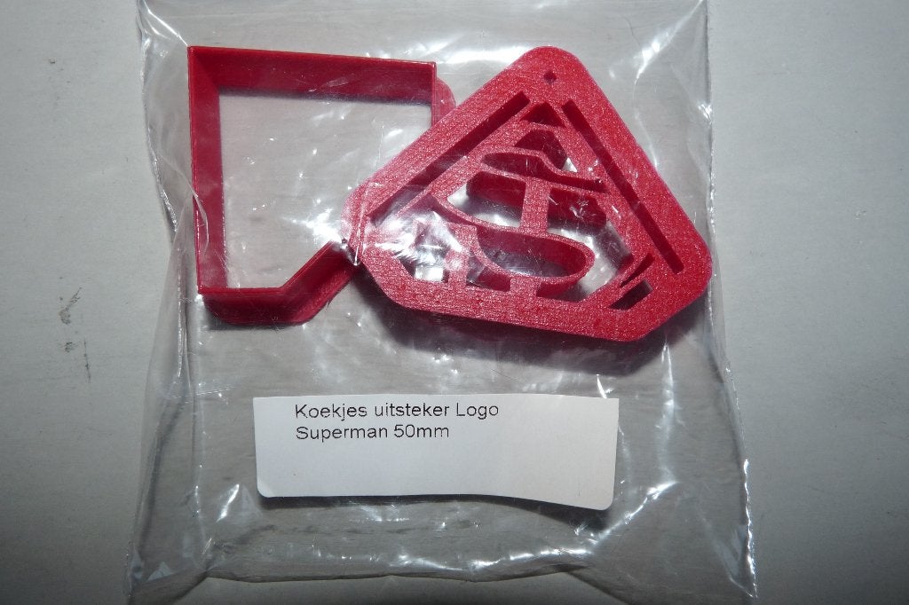 nieuw 3x 3d uitsteker logo Superman, Batman en Spiderman 5cm, Ophalen of Verzenden, Nieuw, Taarten of Cupcakes, Versiering