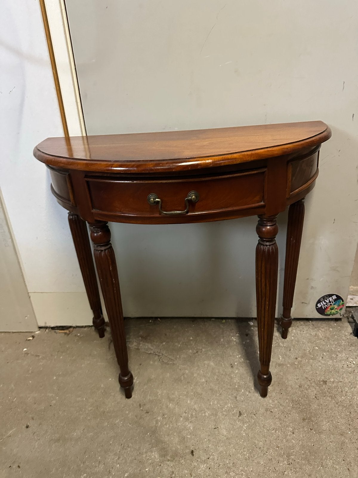 Klassieke halfronde sidetable met lade, Ophalen