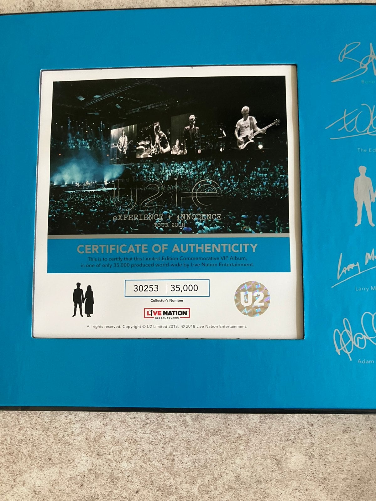 U2, Verzamelen, Ophalen of Verzenden, Zo goed als nieuw, Boek, Tijdschrift of Artikel, Gesigneerd