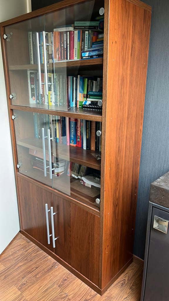 Te koop: vitrinekast en laag kastje, Ophalen, 50 tot 100 cm, Zo goed als nieuw, 150 tot 200 cm