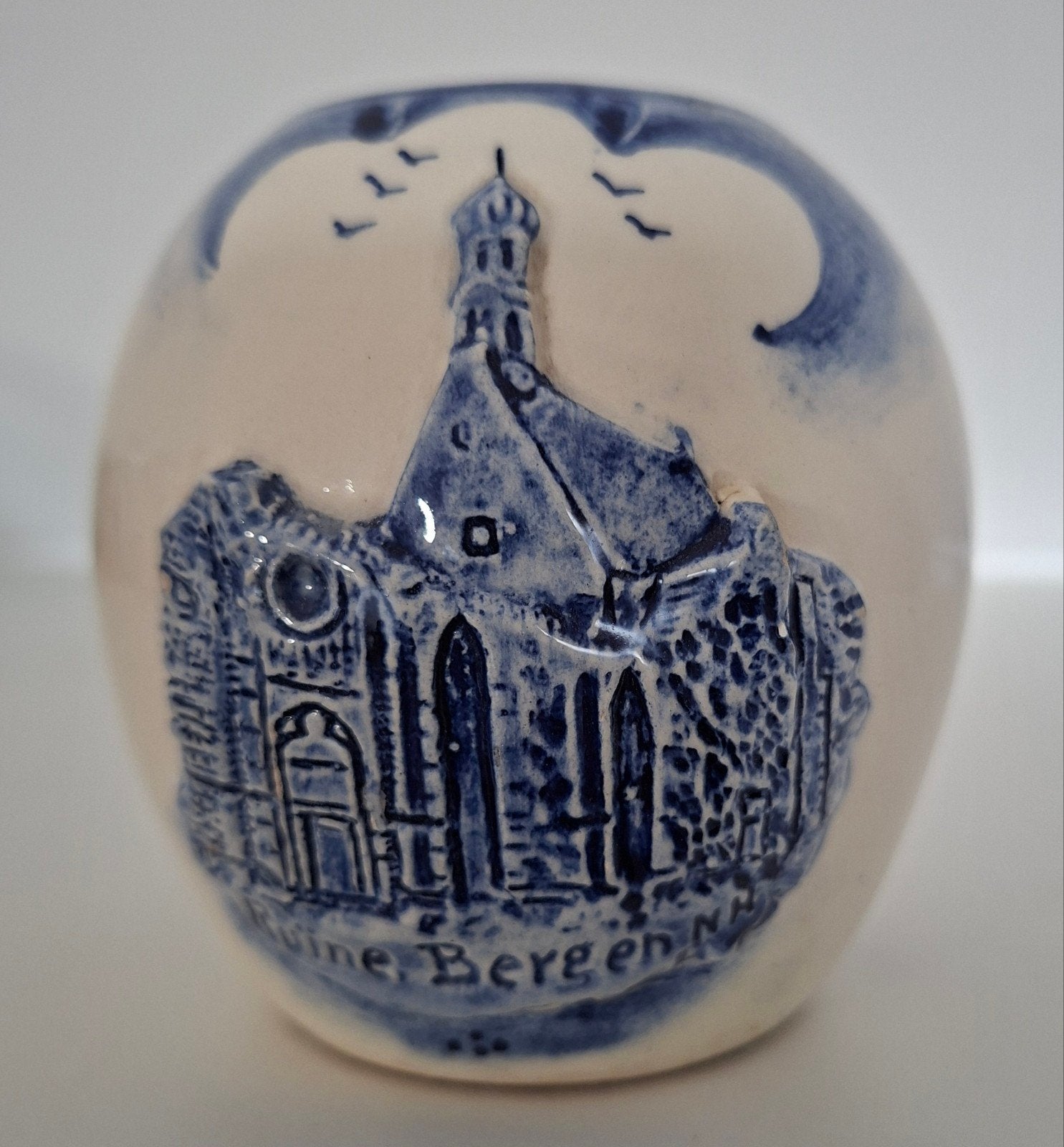 Souvenir vaasje Ruïne Bergen N.H. - Delfts blauw stijl, Ophalen of Verzenden