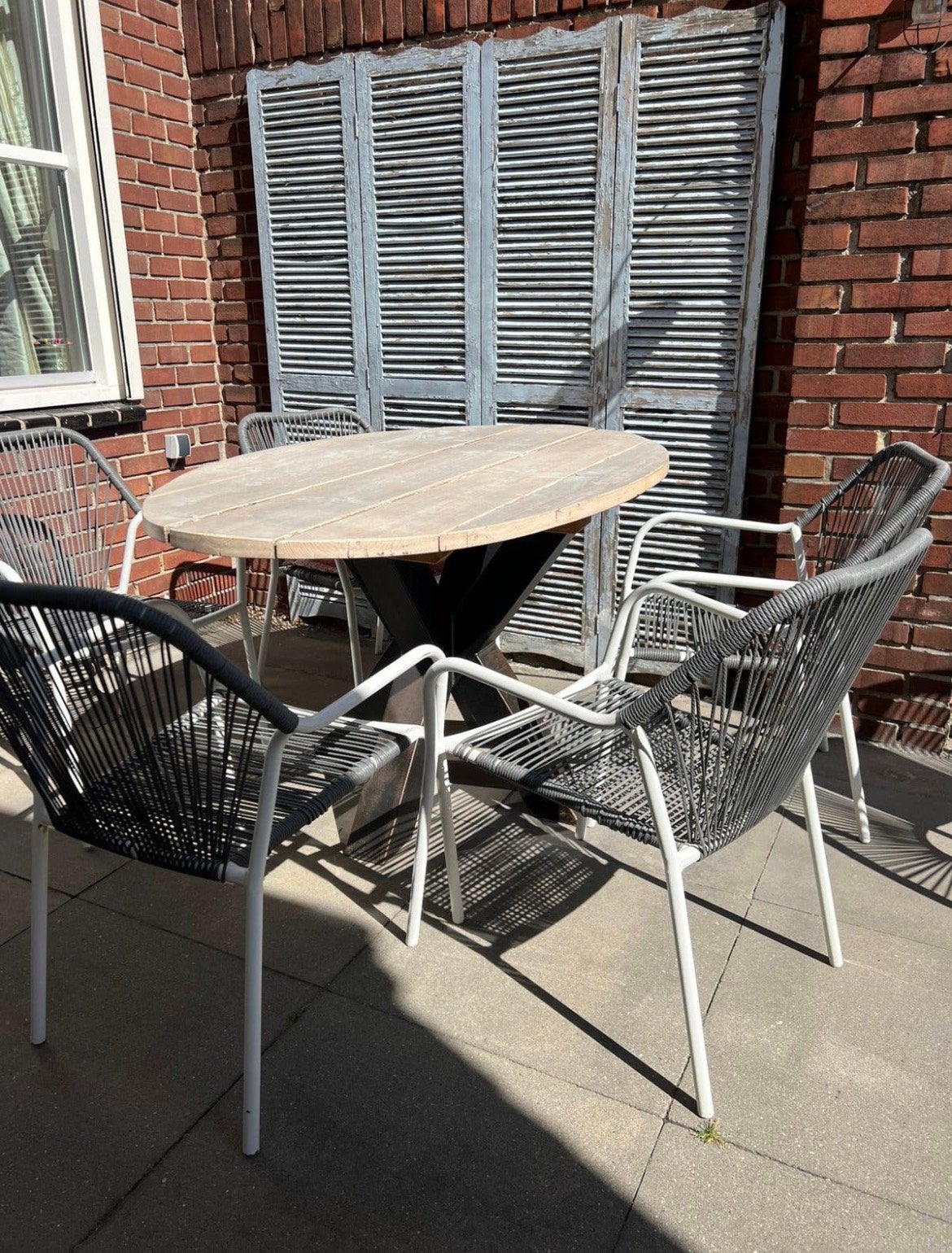Gratis 4 5 tuinstoelen grijs wit stapelbaar, Ophalen, Gebruikt