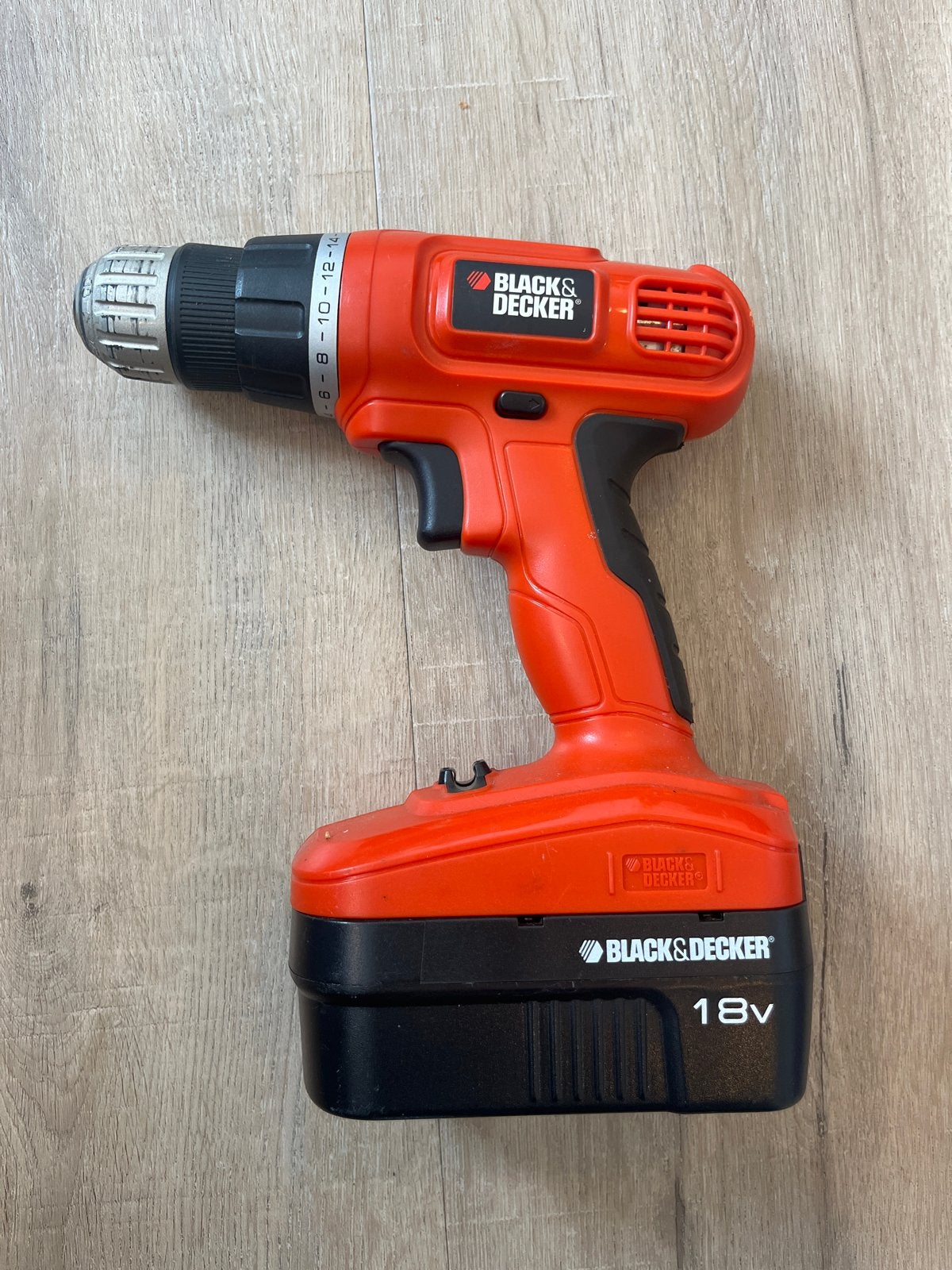 Black & Decker 18V Schroefmachine met accu, Ophalen of Verzenden, Gebruikt, Boor- en Schroefmachine, Variabele snelheid