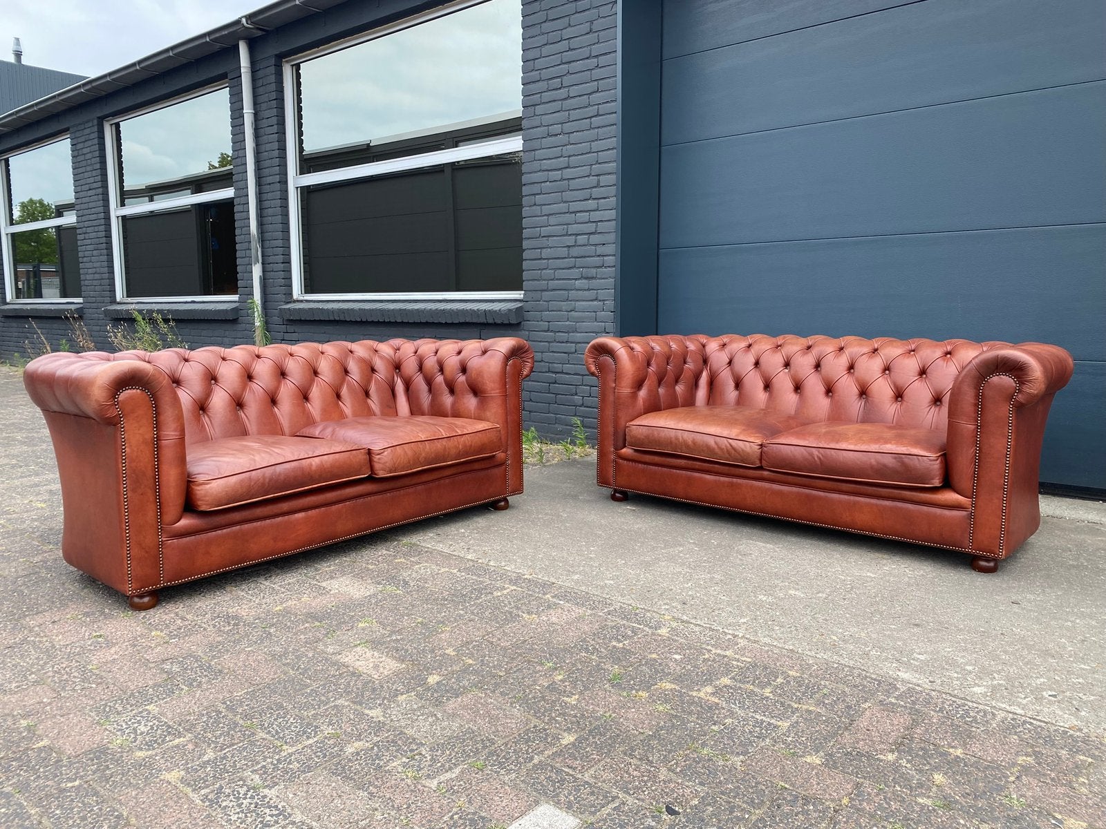Twee prachtige Chesterfield banken cognac bendic, Ophalen, Gebruikt, Rechthoekig, Leer