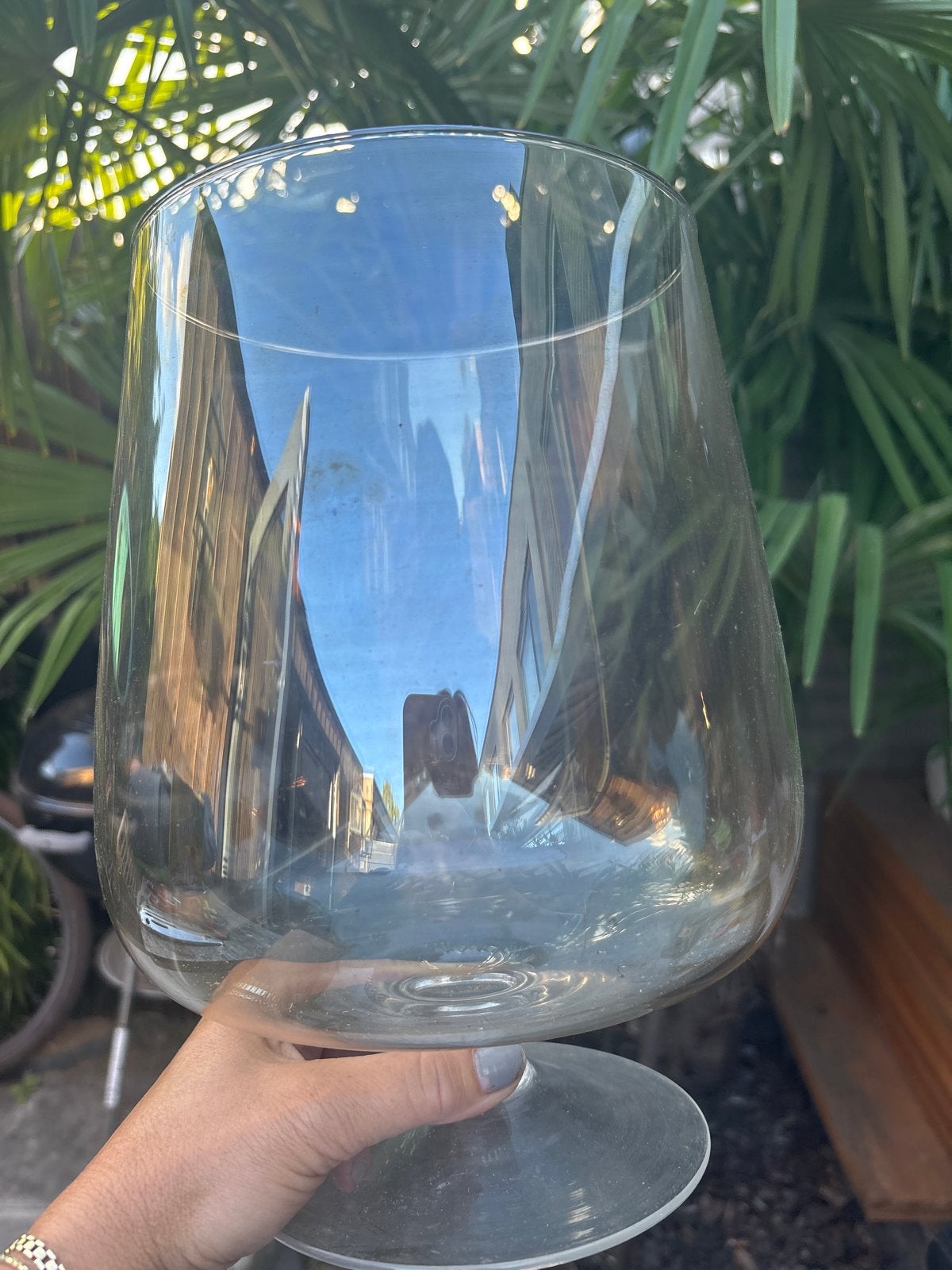 Groot cognacglas als vaas van gesmoked bruin glas, 28 cm, Ophalen