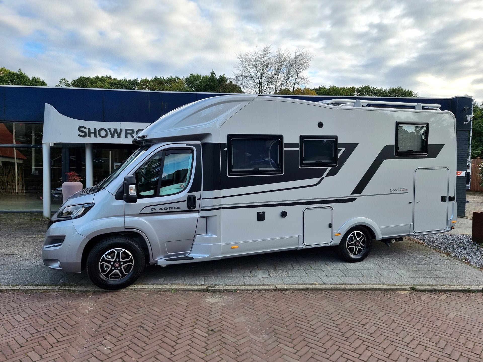 Adria Coral Supreme 670 SL 180pk | Super uitvoering | 13dkm, Caravans en Kamperen, Automaat, Airbags, Gerwenseweg 31
5708EJ  HELMOND, NL