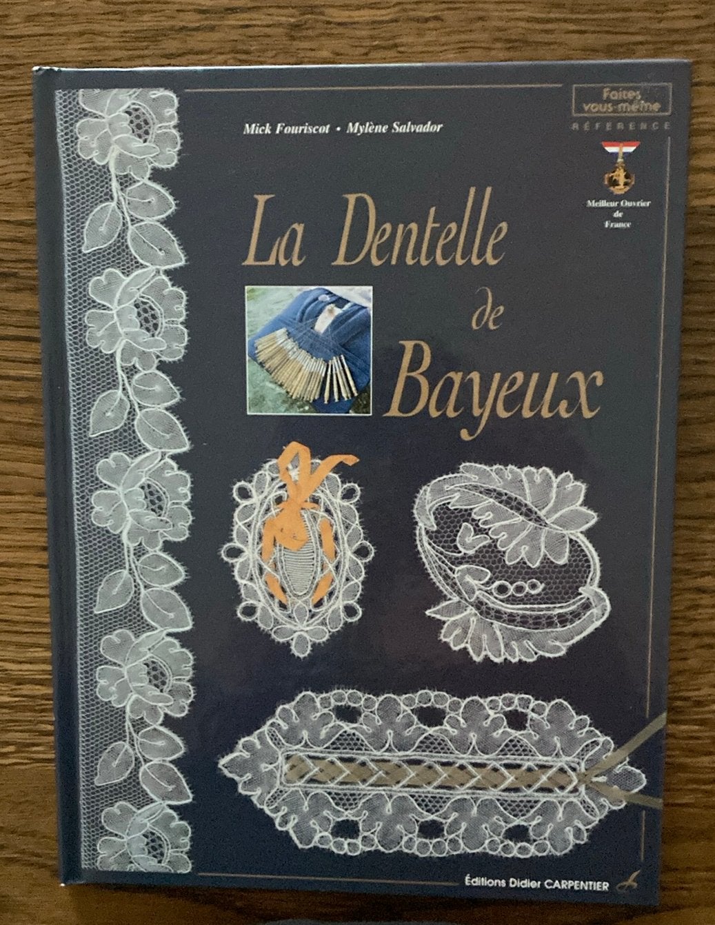 La Dentelle de Bayeux, Ophalen of Verzenden, Zo goed als nieuw