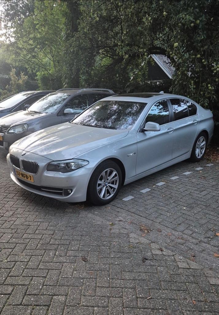 BMW 5-Serie 3.0 I 523 AUT 2010 Grijs, Auto's, Achterwielaandrijving, 2000 kg, 2996 cc, Origineel Nederlands