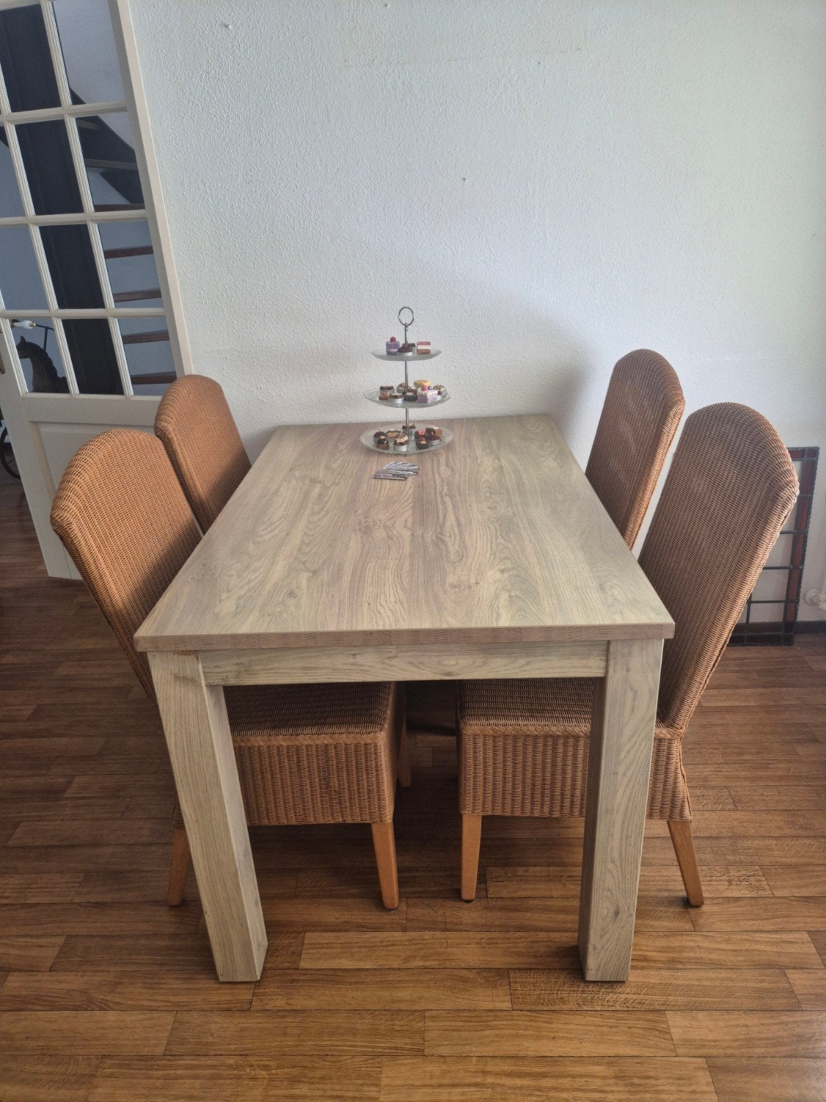 Eettafel met 4 Loom stoelen, Ophalen, Overige materialen, 50 tot 100 cm, Zo goed als nieuw