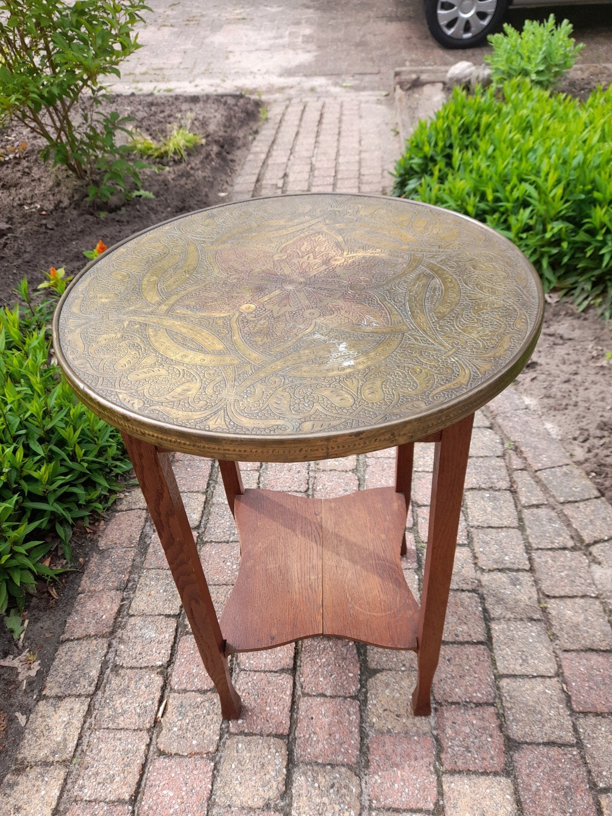 Rond tafeltje, Ophalen