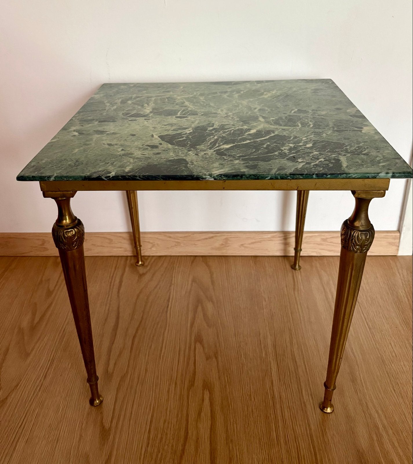 Bijzettafel met groen marmeren blad en messing onderstel, Ophalen