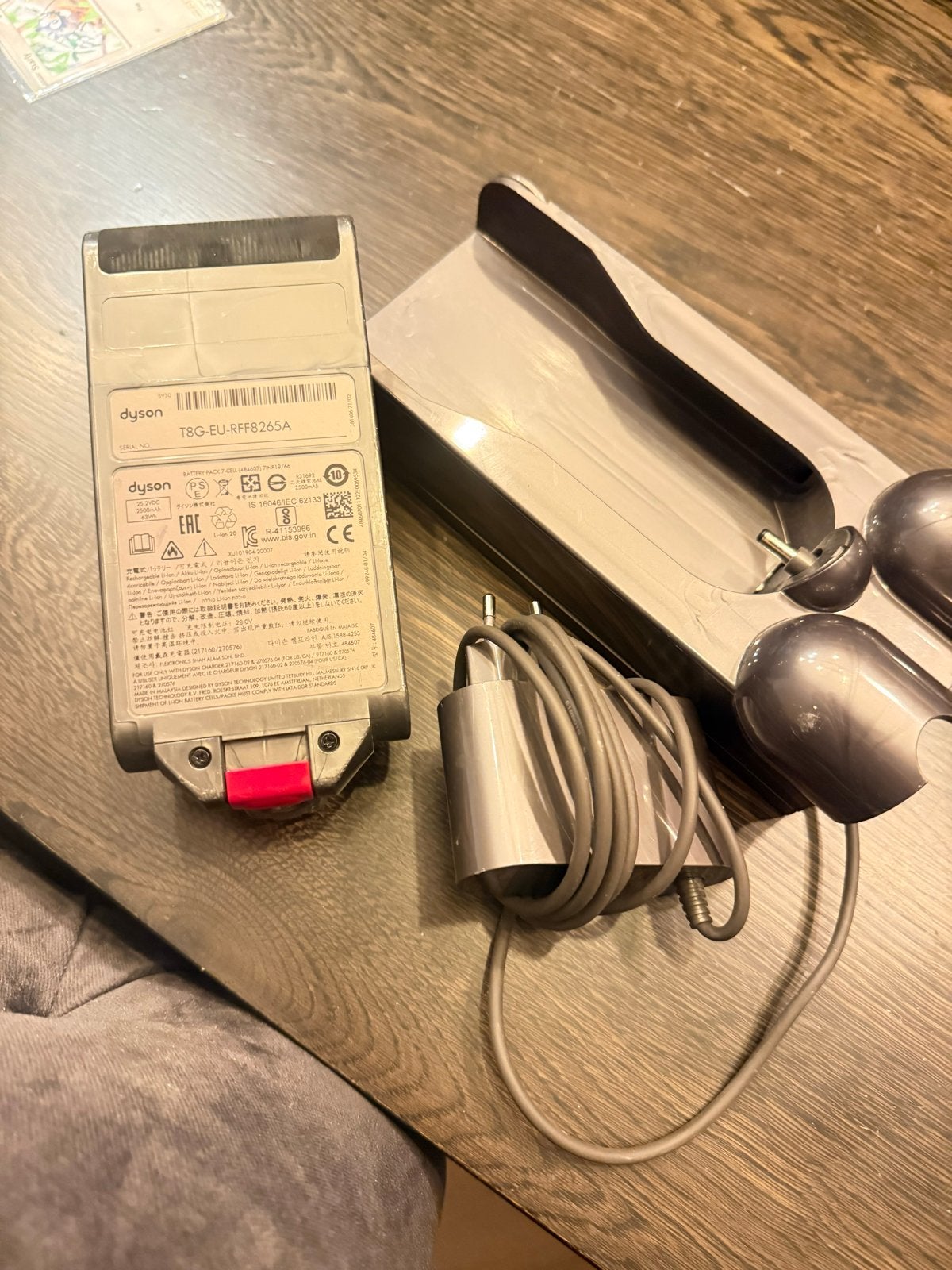 Dyson V12 Accu (25.2V, 2500mAh) met lader en ophangsysteem, Ophalen of Verzenden, Zo goed als nieuw