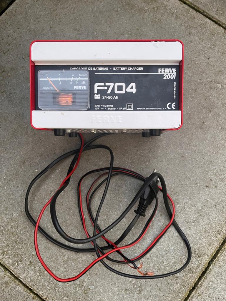 Ferve F-704 Acculader (12V, 24-50Ah), Auto-onderdelen, Accu's en Toebehoren, Ophalen of Verzenden, Gebruikt, Universele onderdelen