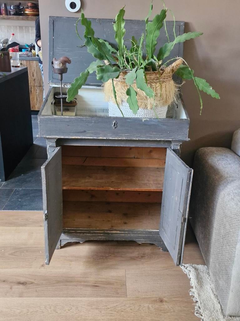 Brocante kastje, Ophalen