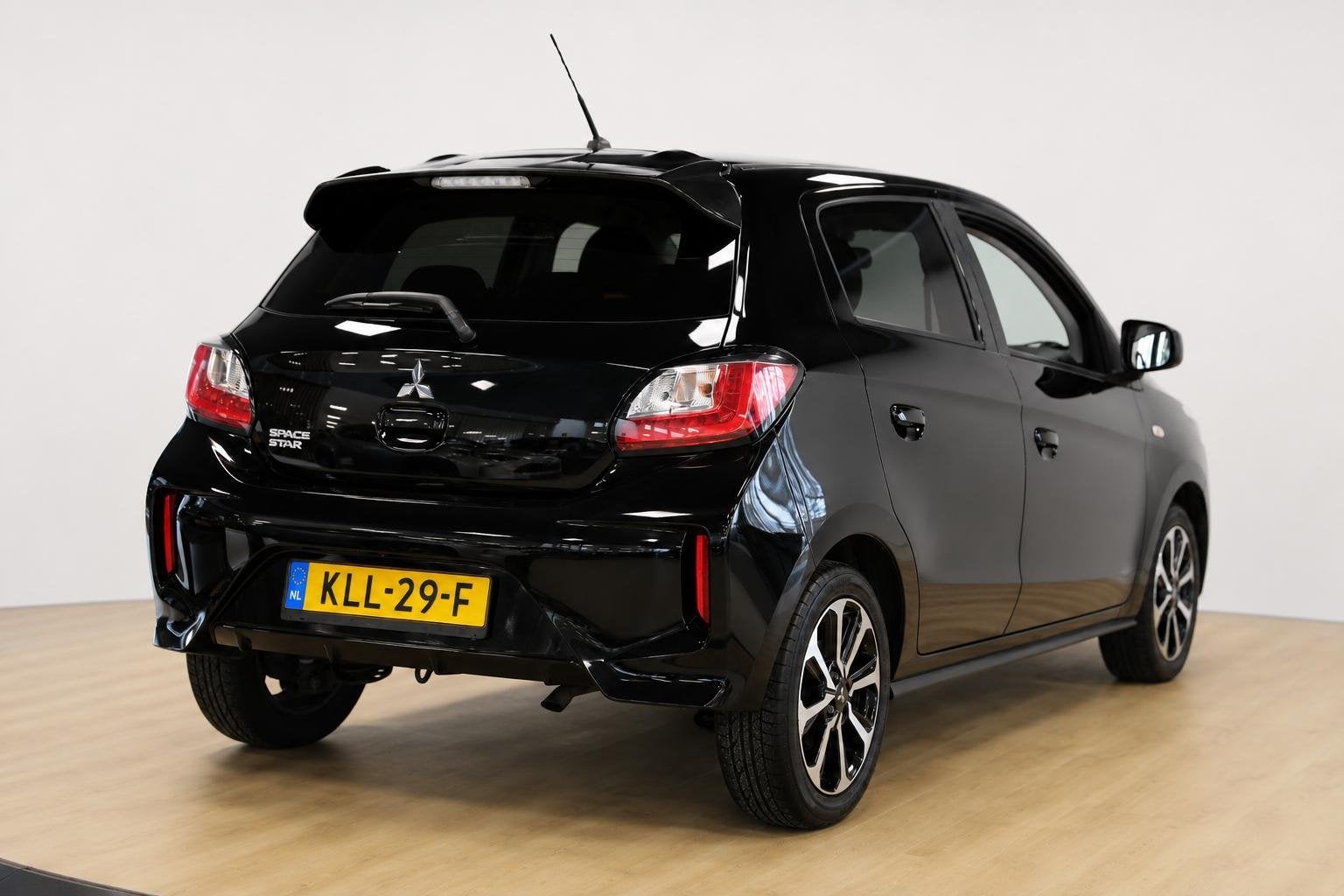 Mitsubishi Space Star 1.2 Nova | Cruise | Stoelverwarming |, Stof, Gebruikt, 850 kg, Zwart