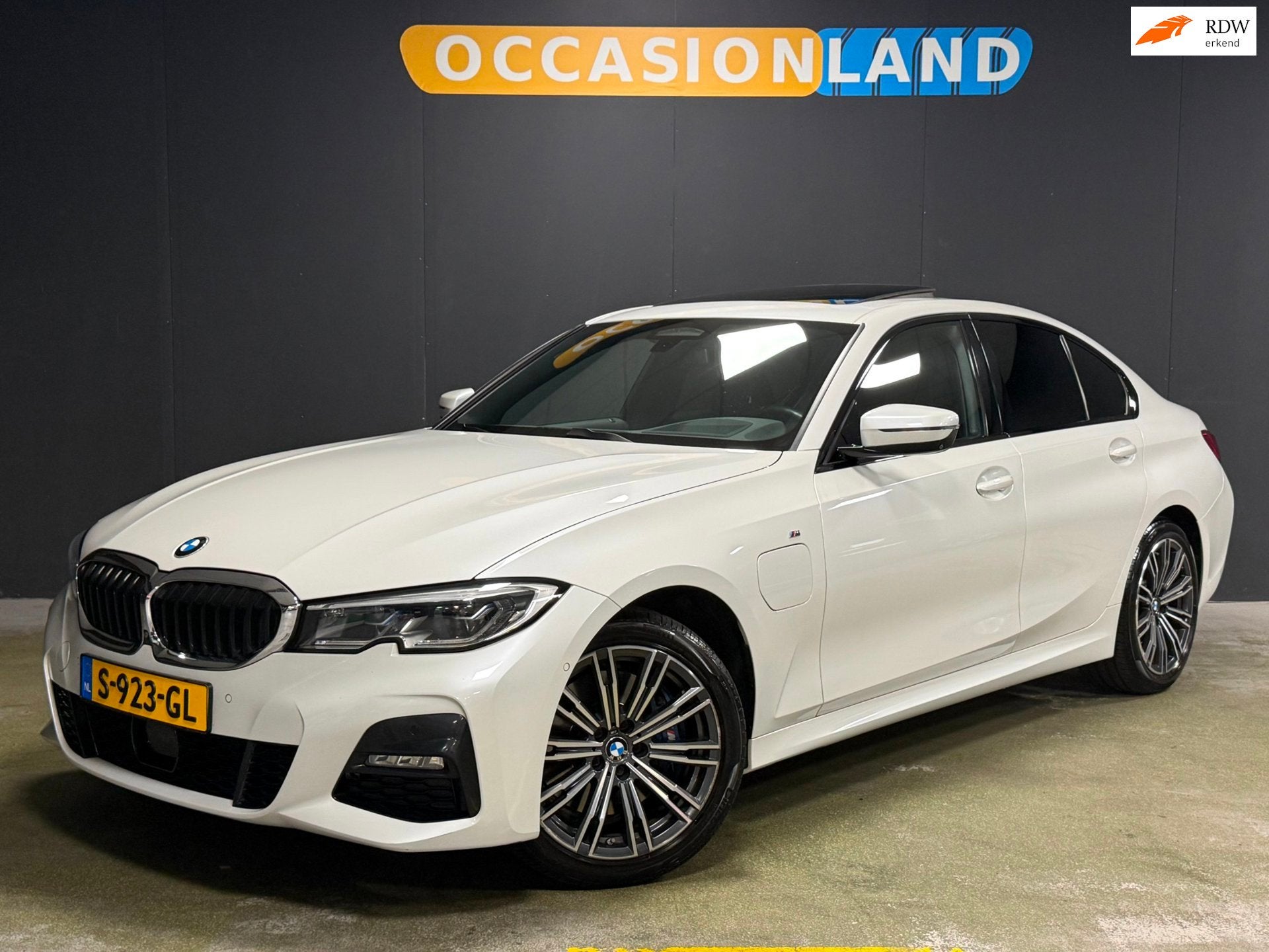 BMW 3-serie 330e M-Pakket|KANTELDAK|LASER|HUD|MEMORY|ACC|HAR, Auto's, BMW, 1998 cc, Achterwielaandrijving, Gebruikt, Wit
