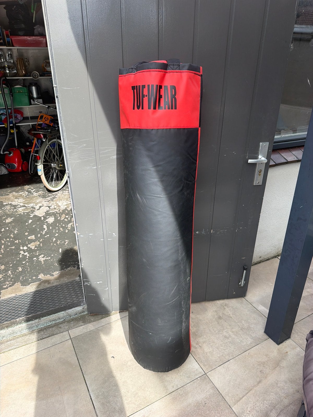Bokszak Tuf Wear met ophangbevestiging, Sport en Fitness, Ophalen, Gebruikt, Overige, Vechtsportmateriaal