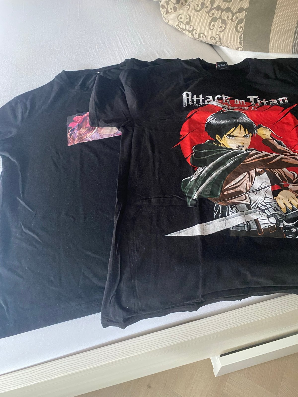 2 zwarte T-shirts met anime print - Attack on Titan & Night, Ophalen of Verzenden, Gedragen, Maat 56/58 (XL), Zwart