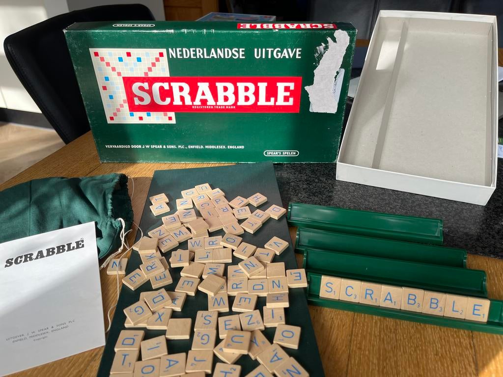 Scrabble - Nederlandse Uitgave, Hobby en Vrije tijd, Gezelschapsspellen | Bordspellen, Drie of vier spelers, Ophalen of Verzenden