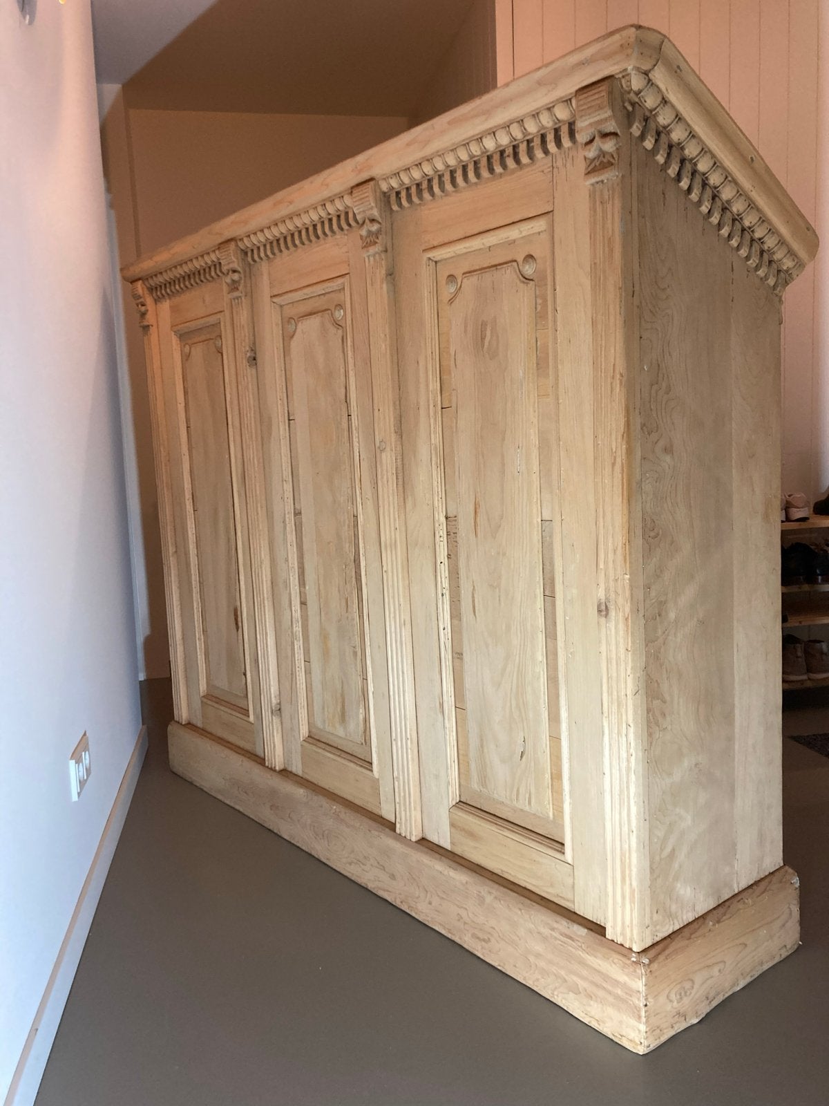 Antieke grenen boekenkast/dressoir met houtsnijwerk, Ophalen